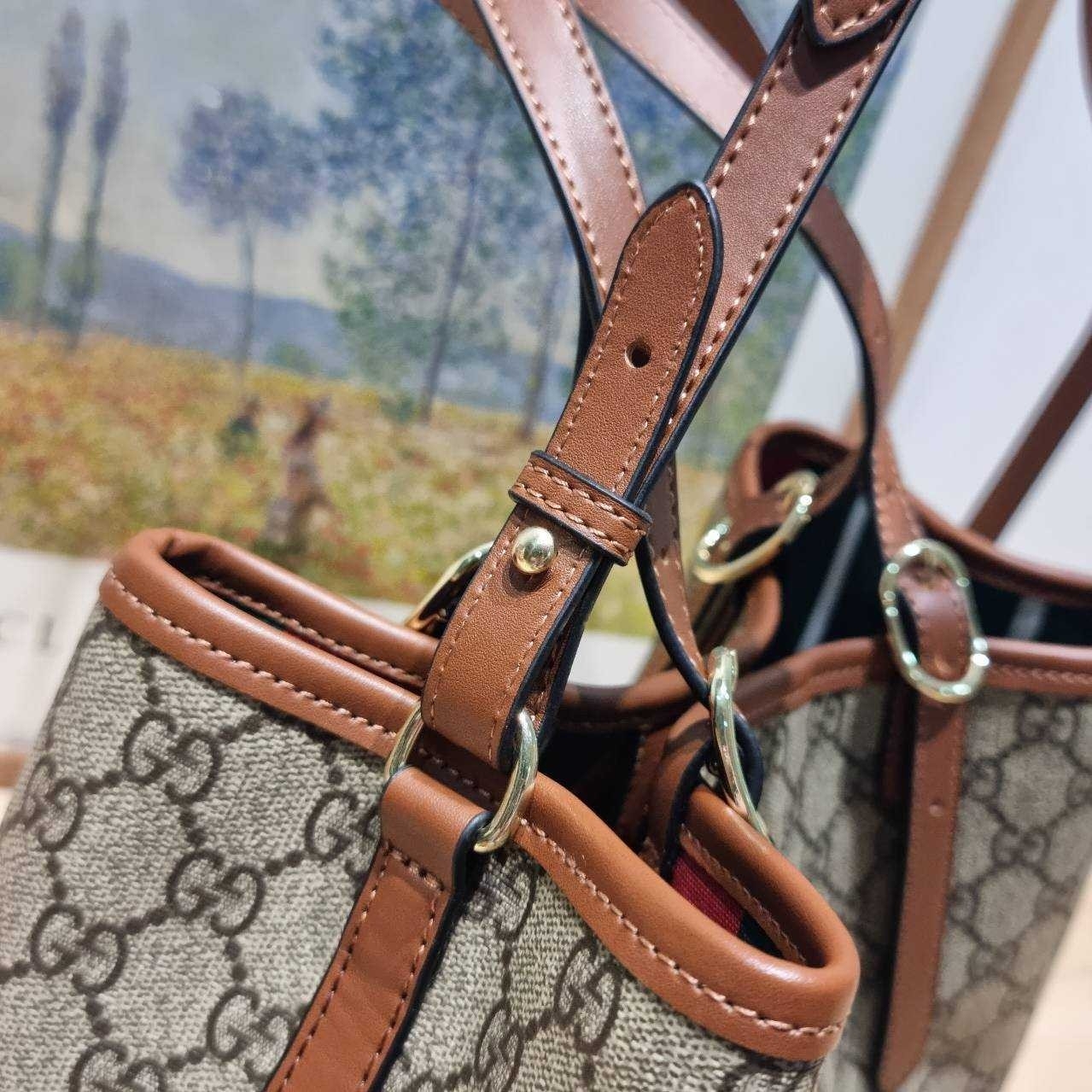 GUCCI GG Emblem small tote bag กระเป๋าทรงโท้ทสะพายไหล่ ที่ขนาดกำลังสวย ใส่ของได้แบบจุกๆ หูสะพายปรับและถอดออกได้ เก๋มากๆ