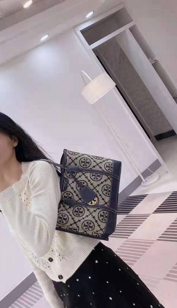ของแท้ 💯% Tory burch perry monogram jacquard small triple compartment tote ครั้งแรกกับลายโมโนแกรม ที่ได้รับแรงบันดาลใจมาจากโลโก้สุดคลาสสิกในกระเป๋าทรงtote bag T Monogram