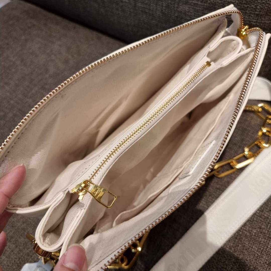 LV HANDLE POUCH MONOGRAM / LV Coussin กระเป๋าสะพายกึ่งคลัชท์ สุดล้ำ มาแรงมาก ด้วยความสวยปังตั้งแต่แรกเห็น วัสดุหนังแกะปั๊มลายสวยคม มาพร้อมสาย 2 เส้น เลิศๆ มีสายโซ่ที่มีดีเทลละเอียดไม่ซ้ำ และสายสปอร์ตครอสบอดี้ ที่จะคล้องไว้ทั้งสองเส้นก็ดีงาม หรือสลับใช้ตาม