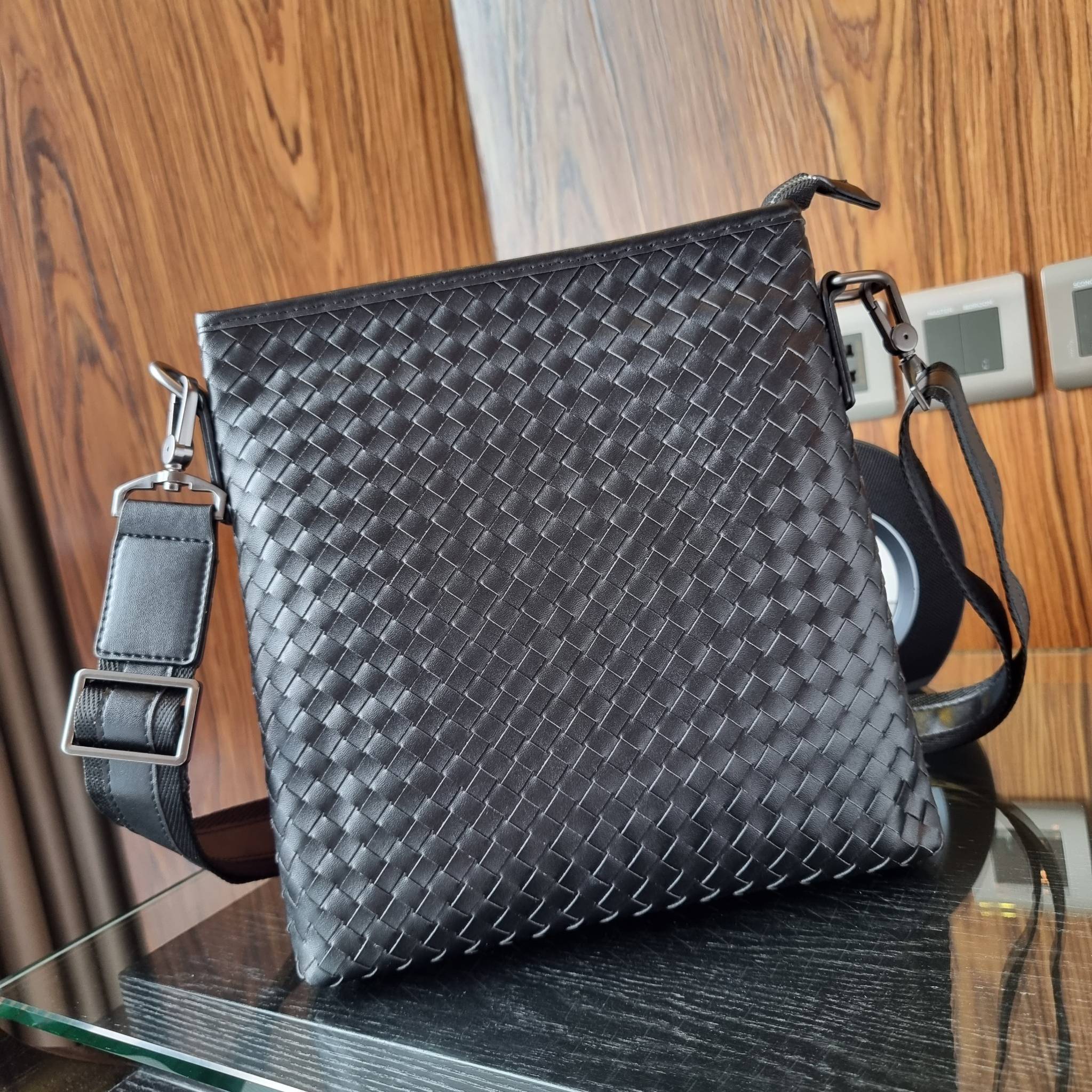 VIP 】อีกหนึ่งไอเท็มเด็ดที่หนุ่มๆรอคอย กระเป๋าสะพายข้างทรงแมสเซนเจอร์ B.ottega venata vip bag ดีไซน์คลาสสิคเอกลักษณ์ ลายสานเรียบหรู ดูแพง ทรงผู้ดี หล่อไปอีก อัพลุคไปอีก วัสดุหนังวัวเต็มใบ เปิด-ปิดด้วยซิป ภายในโล่งกว้างใส่ของได้ครบถ้วนสิ่งสำคัญ สายสะพายปรับ