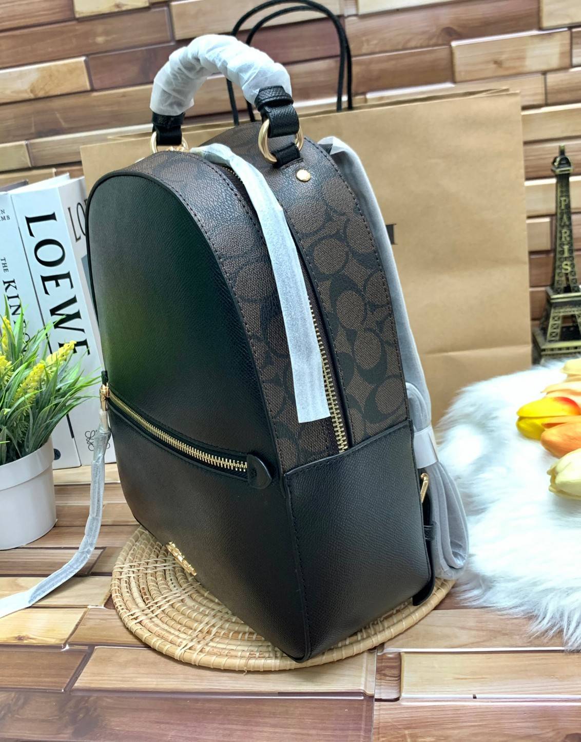 COACH JORDYN BACKPACK IN BLOCKED SIGNATURE ((76622//76624//76715)) พร้อมส่ง กระเป๋าสะพายหลังแบบมีหูหิ้ว หนังแท้ หนังนิ่มอย่างดีเลยค่า ด้านหน้ามีช่องซิปหนึ่งช่องสำหรับใส่ของจุกจิกนะคะ เปิดปิดช่องหลักแบบซิปคู่ หัวซิปมีหนังห้อยมาให้ ภายในกระเป๋าโล่งใส่สัมภาร
