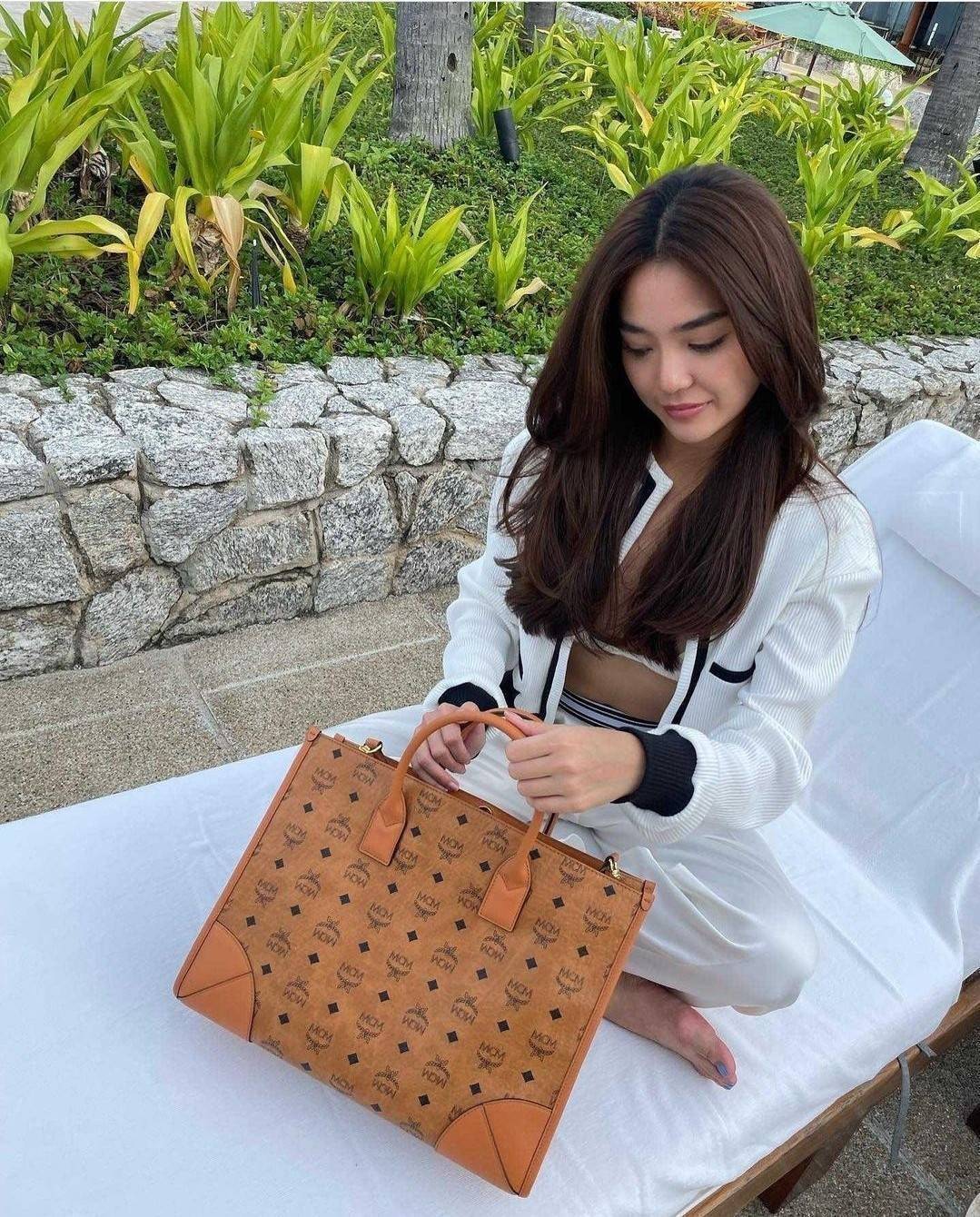 ORI | M.C.M MEDIUM MÜNCHEN TOTE IN VISETOS กระเป๋าโท้ทไซส์กลางจุได้เยอะ ใหม่ล่าสุด ใช้ได้ทั้งหนุ่มๆและสาวๆ รูปทรงคลาสสิค ดีไซน์เป็นเอกลักษณ์ แถมยังได้ใบลูกใส่ของจุกจิกได้อีก