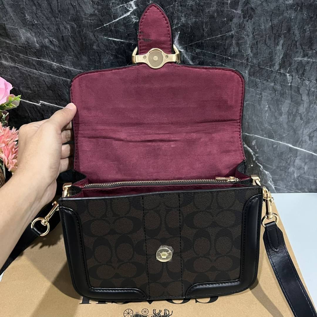 COACH SMALL GEORGIE TOP HANDLE IN BLOCKED SIGNATURE CANVAS ((6504//0468//6192//6015)) compact body portable shoulder bag 🌈ห้ามพลาด รุ่นแนะนำค่าา! พร้อมส่งทันที! กระเป๋าหิ้ว//สะพายข้างได้ วัสดุหนังแท้ 🔺หนึ่งใบทำลายหนังผสมกัน3แบบได้ลงตัวสวยง