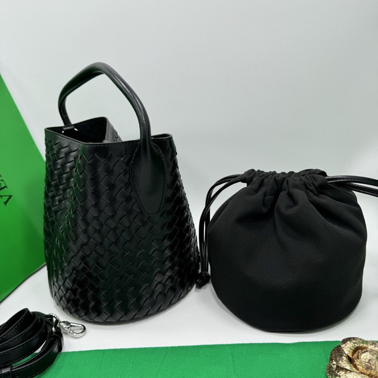 BOTTEGA MINI CABAT LEATHER TOTE BAG 19cm กระเป๋าสะพายขนาดมินิ พร้อมใบลูก ดีไซส์สานเป็นเอกลักษณ์ หนัง nappa นิ่มสวยงาม