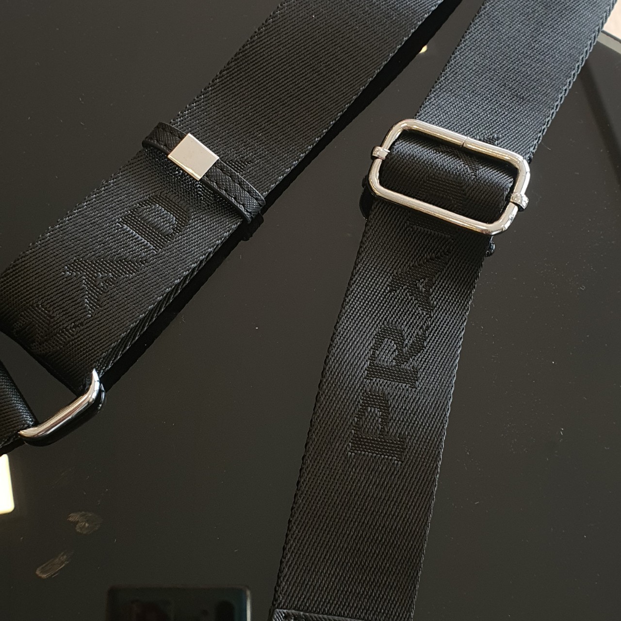 Prada nylon crossbody bag พร้อมส่งรุ่นใหม่ New Arrival จากแบรนด์ Prada ทรง shoulder bag ทรงยอดฮิตของคุณผู้หญิงเลยค่ะ มาพร้อม2สาย สายสปอร์ตและสายโซ่ วัสดุทำจากผ้าNylon อย่างหนา กันน้ำได้คะ