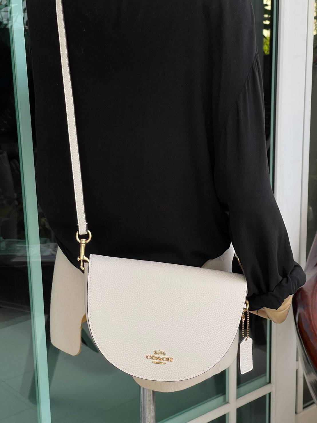 พร้อมส่งที่ไทยครบทั้ง6สีค่ะ 😘 Coach Ellen Crossbody In Signature ((C1432)) กระเป๋าทรงฮาฟมูนรูปทรงคลาสสิก ออกแบบให้มีลักษณะโค้งมน ไม่ดูเป็นทรงแข็งจนเกินไป ดีไซน์และสีของกระเป๋ายังเรียบง่าย เข้าได้กับทุกชุด สะพายครอสบอดี้ร์//สะพายข้าง หรือถือแบบคลัท