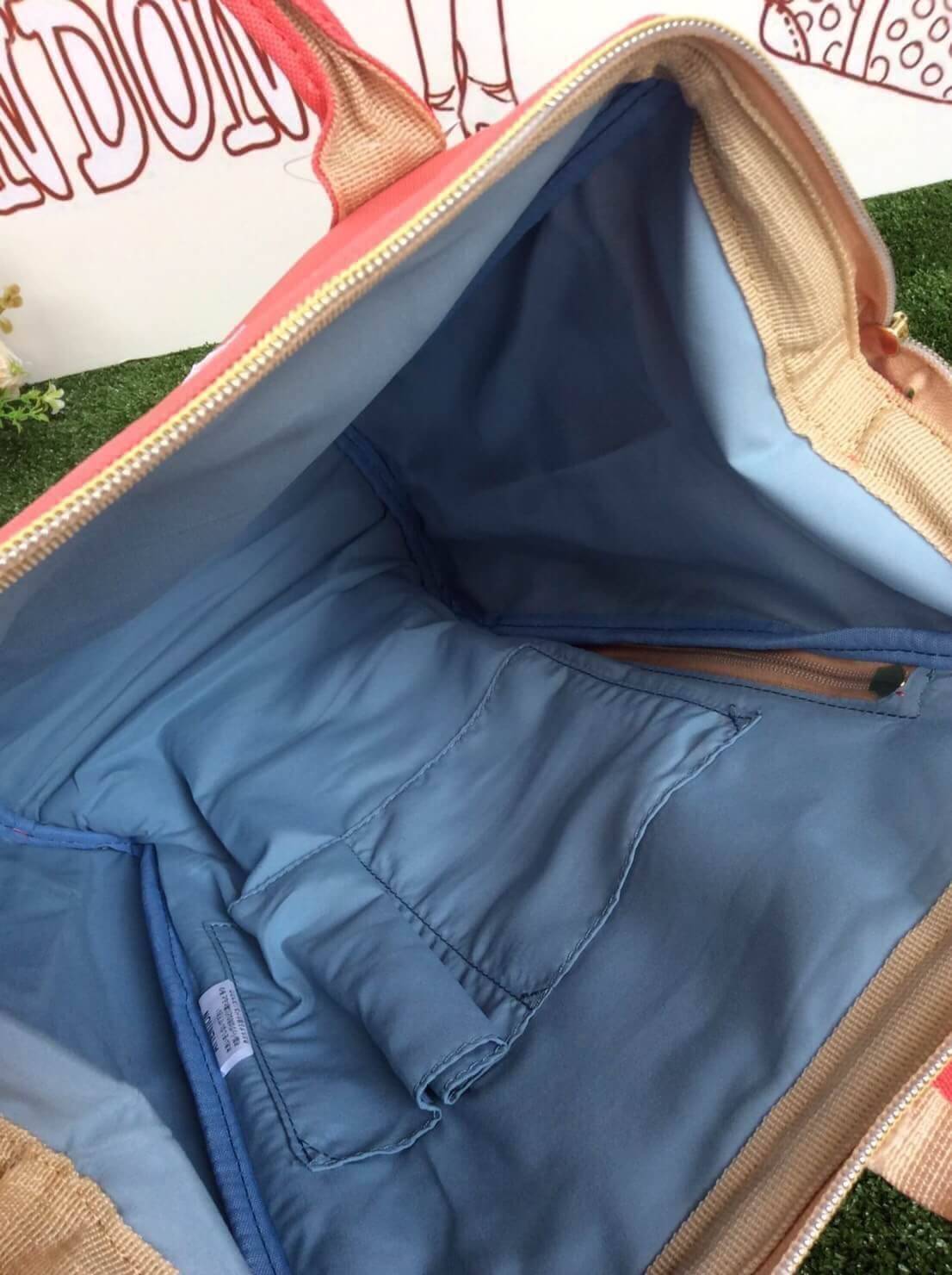 ANELLO POLYESTER CANVAS RUCKSACK รุ่นมินิ แบรนด์ดังสุดฮิตที่กำลังดังในประเทศญี่ปุ่น กระเป๋าเป้สไตล์คาวาอิ รูปทรงแปลกใหม่มีสไตล์เป็นของตัวเอง วัสดุผ้าแคนวาส ปากกระเป๋ากว้างมีโครง ง่ายสำหรับเวลาใส่สัมภาระ ภายในมีช่องเล็กและช่องใหญ่ใช้งานง่าย เปิดปิดด้วยซิปค