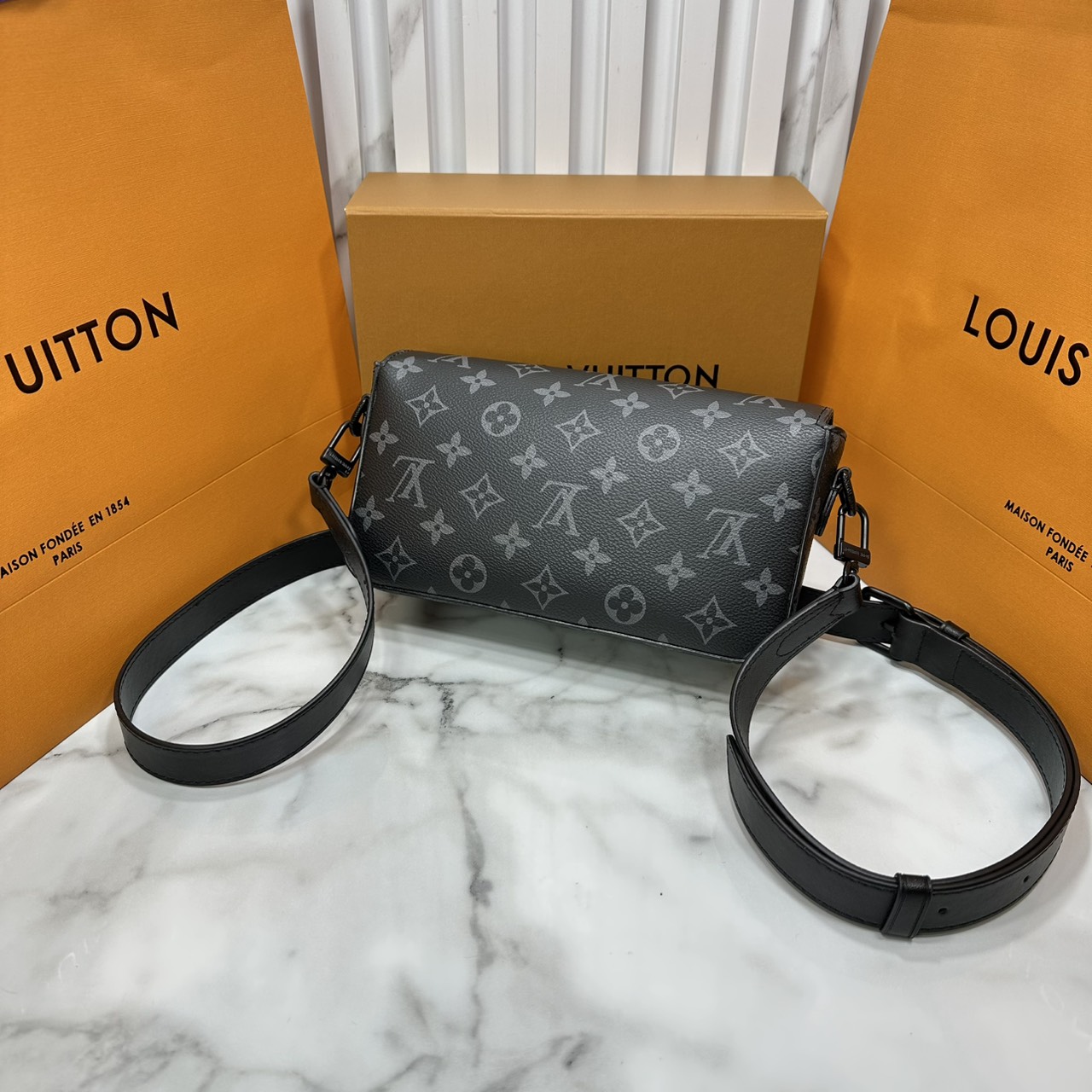 ORI หนังแท้ | LV Montsouris crossbody bag Monogram Eclipse Canvas 22cm กระเป๋าสะพายทรงแมสเซ็นเจอร์ไซส์เล็ก สไตน์กระเป๋าสตางค์แบบสะพาย ดีไซน์ใหม่ทรงยาวล้ำสมัยประดับบัคเคิลสัญลักษณ์เมซงพร้อมแถบแม่เหล็กด้านหน้า สุดไอคอนิก