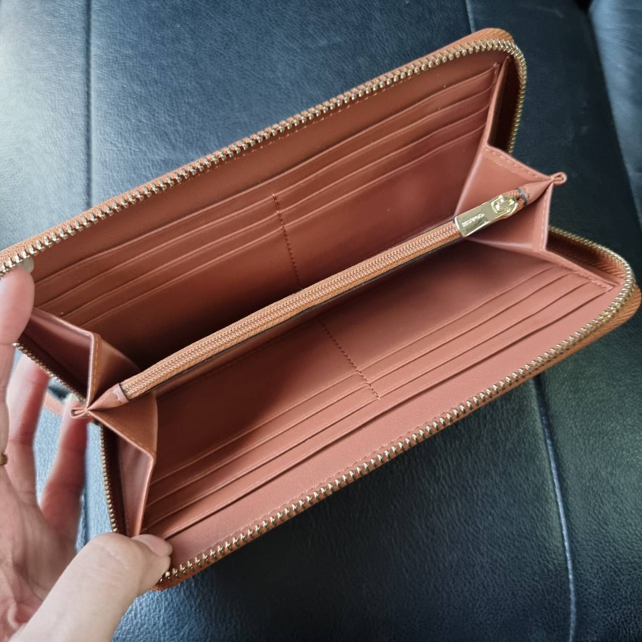 COACH F54630 ACCORDION ZIP WALLET IN SIGNATURE COATED CANVAS WITH LEATHER STRIPE กระเป๋าสตางค์ใบยาวรุ่นคลาสสิค คัดสีขายดีมาให้กันเลยจ้า ♥️ วัสดุหนังแคนวาสเคลือบลาย เปิด-ปิดด้วยซิปรอบ รูดใช้งานง่าย ใส่บัตรได้ มีช่องซิปใส่เหรียญ ใส่มือถือได้ พกใบนี้ใ