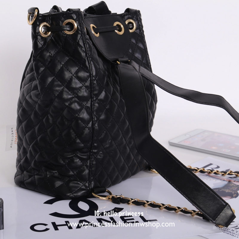Chanel Drawstring Backpack VIP Gift With Purchase (GWP) New in!! กระเป๋าสะพายไหล่หรือเป้สะพายหลังรุ่น Limited Edition VIP gift ของแท้จาก Chanel Perfume Counter ขนาดกำลังดี น้ำหนักเบา วัสดุหนังลายตาราง อะไหล่ทองสวยหรู ด้านหน้ามีโลโก้ เปิดปิดแบบรูด Drawstri