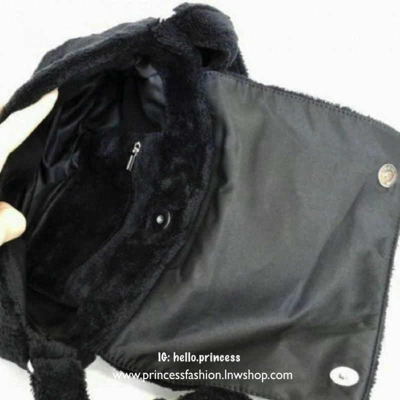 MUST HAVE ITEM 2019 !! รุ่นยอดฮิตของ *วัยรุ่นสายสตรีท ทั่วโลก จากงาน CHANEL VIP GIFTของแท้ 100% เป็นกระเป๋า ใบสวยรุ่นหายาก ขนาดกำลังดี ใช้ได้ทั้งหญิงชายเลยค่ะ ขนเฟอร์นิ่มมากกก เก็บของอย่างดี น้ำหนักเบา ด้านในมีช่องใส่ของจุกจิก MIX ได้หลากหลายแนว กับราคาสบ