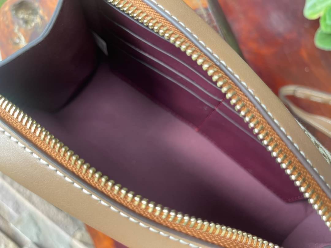 Tory burch t monogram jacquard mini pouchette ปังไม่หยุดกับลวดลาย T Monogram ที่มารังสรรค์ลงบนไอเท็มต่างๆ ในคอลเล็กชั่นต่างๆ สำหรับในรุ่นนี้มาในทรง mini pouchette ที่ได้ดีไซน์น่ารักๆแบบลุคช์ไฮโซ ที่สามารถปรับสายสั้นยาวได้ด้วยกระดุมสแน็ป ต่างออกไปกับคอลเลค