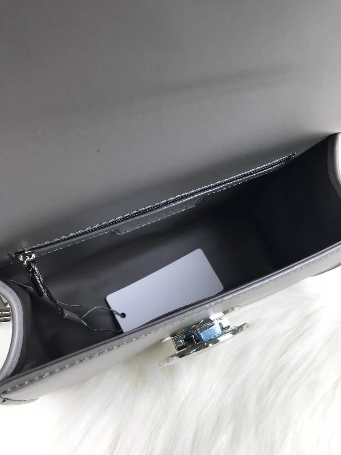 CHARLES AND KEITH CIRCULAR BUCKLE CROSSBODY BAG กระเป๋าสะพายครอสบอดีทรงคลัช ใบเล็กหนังเรียบสวย กระเป๋าสะพาย crossbody หนัง PU เรียบสวย สามารถถอดสายถือแบบคลัชได้ ด้านหน้าประดับด้วยตัวล็อค สุดเก๋ เป็นแผ่นกลมสีทองและสีเงิน ปั๊มแบรนด์ มาพร้อมสายสะพาย สามารถปร