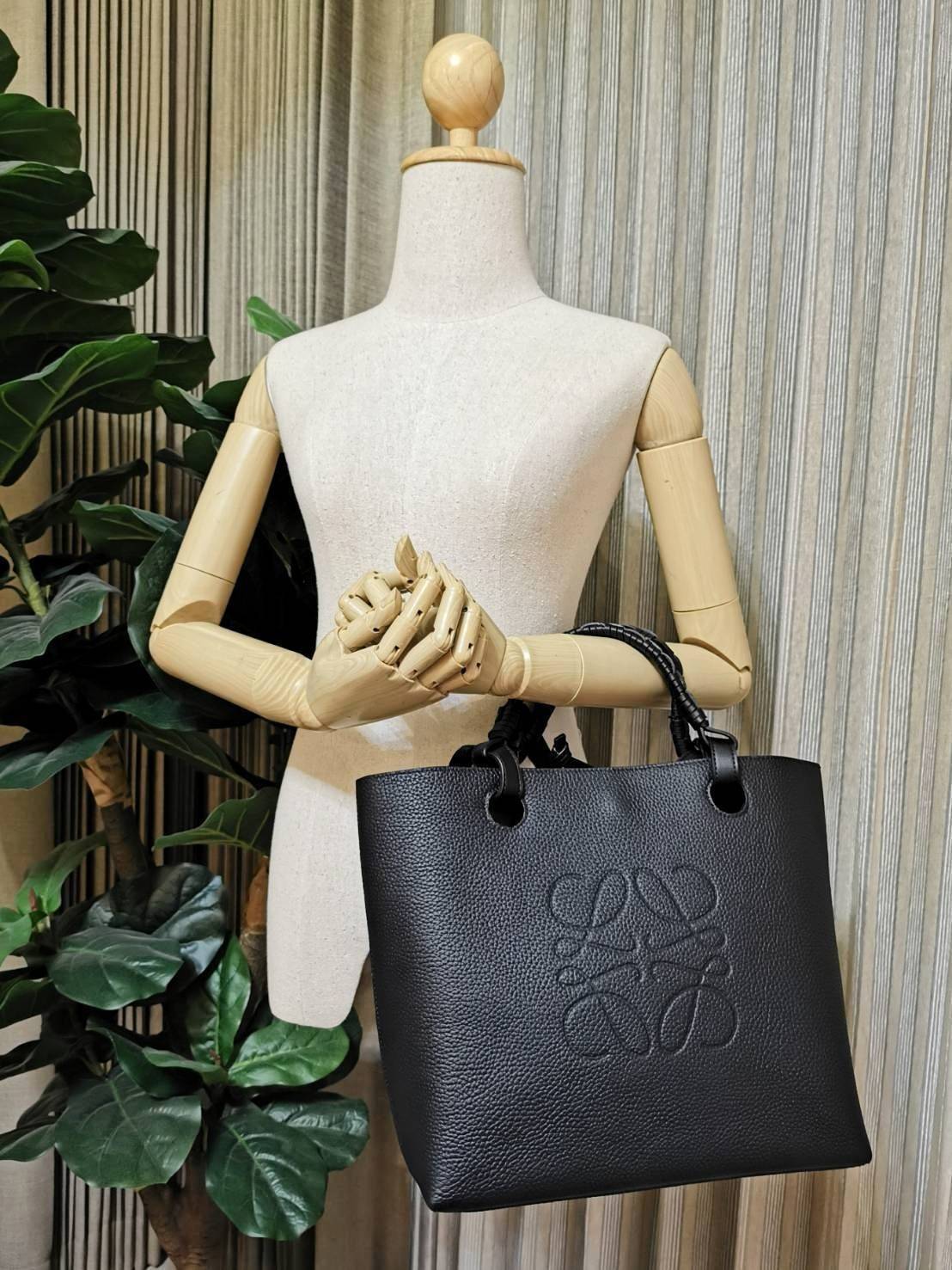 พร้อมส่งความสวย! Super Rare! ห้ามพลาด!✴️ LOEWE HANDLE & SHOULDER BAG VIP GIFT WITH PURCHASE (GWP) กระเป๋าหนังแท้พรีเมี่ยมกิ๊ฟ Limited จาก LOEWE PERFUME DUTYFREE รุ่น Rare items สุดๆวัสดุหนังแท้ Lambskin แบบนิ่มเทคเจอร์สวยดีไซน์สุดหรูคงเอกลักษณ์แบรน