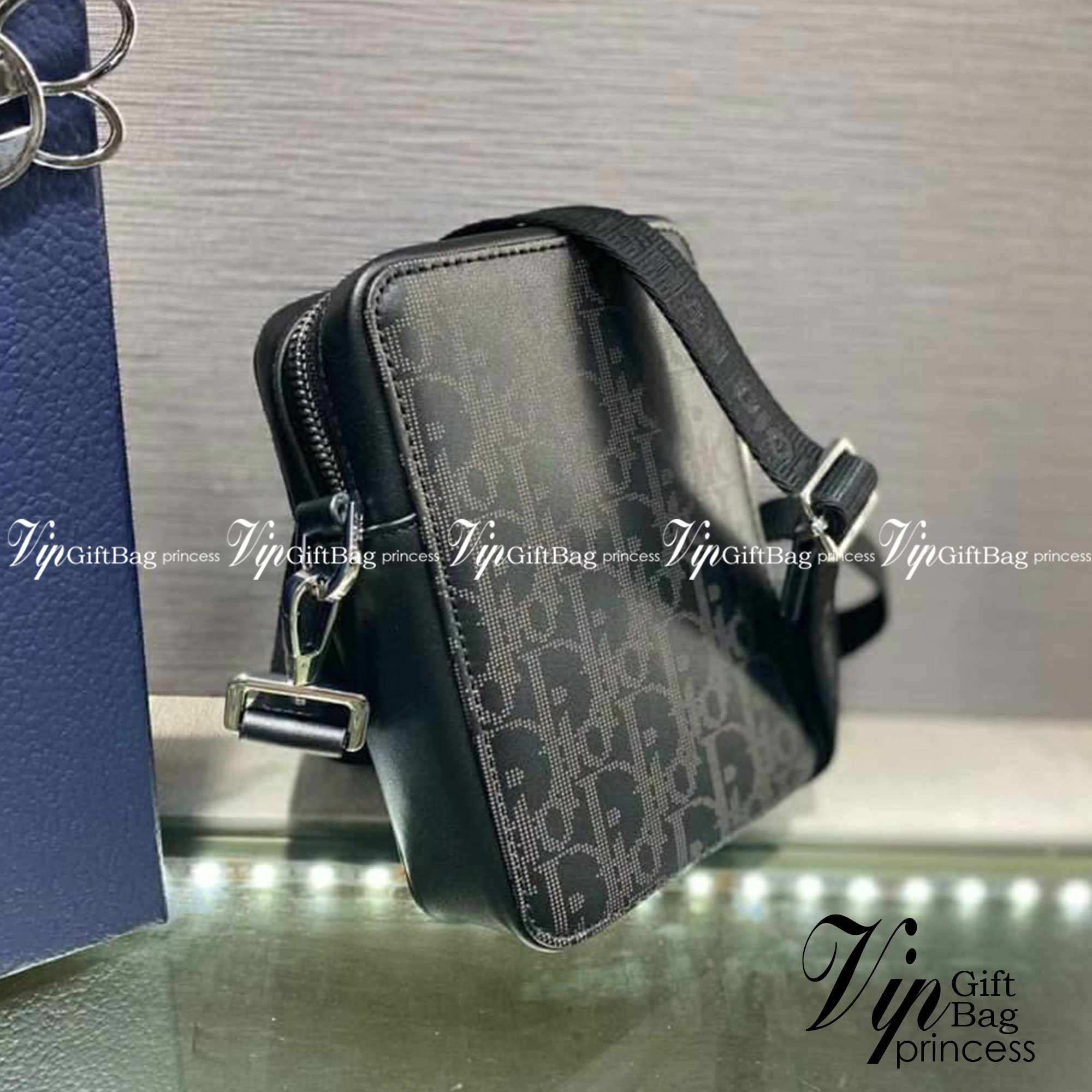 Dior World Tour Vertical / DIOR WORLD TOUR OBLIQUE GALAXY LEATHER MESSENGER POUCH BAG / Dior Pouch With Strap Oblique Galaxy Calfskin เกรดเทพออริจินอล หนังแท้ ภาพถ่ายจากสินค้าจริง ใช้งานต่างประเทศได้