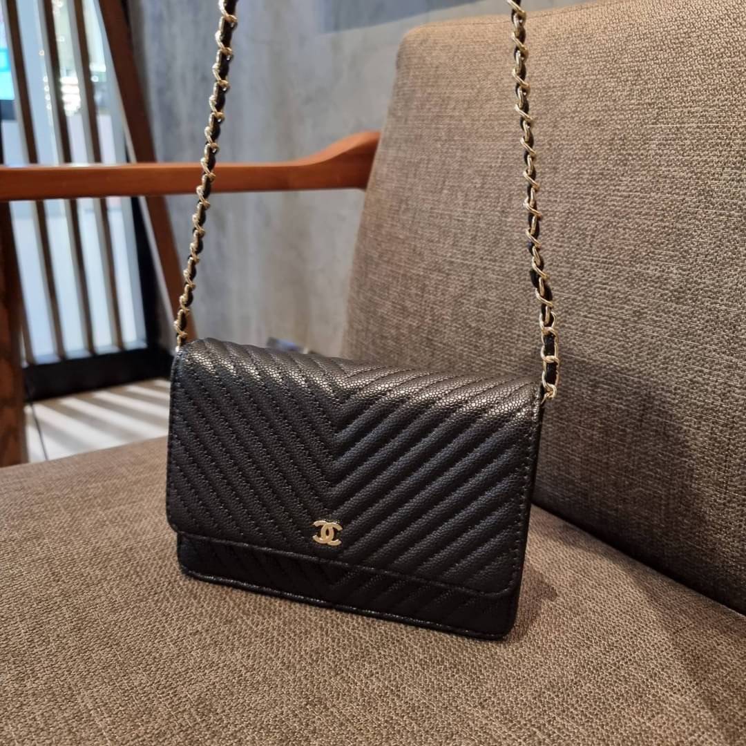 VIP 🥂 CHANEL WOC ลายวียอดฮิต กระเป๋าสะพายข้างหนังลายคาร์เวีย มาพร้อมโซ่สะพายในตัว (ถอดออกไม่ได้) อะไหล่ทองเรียบหรู ดูผู้ดี้ ผู้ดี!! เปิด-ปิดกระเป๋าด้วยกระดุมแม่เหล็ก ภายในกระเป๋าเป็นช่องโล่ง มีช่องแยก 1 ช่อง ช่องซิปกลางอีกช่อง ส่วนด้านหลังก็ยังมีอ