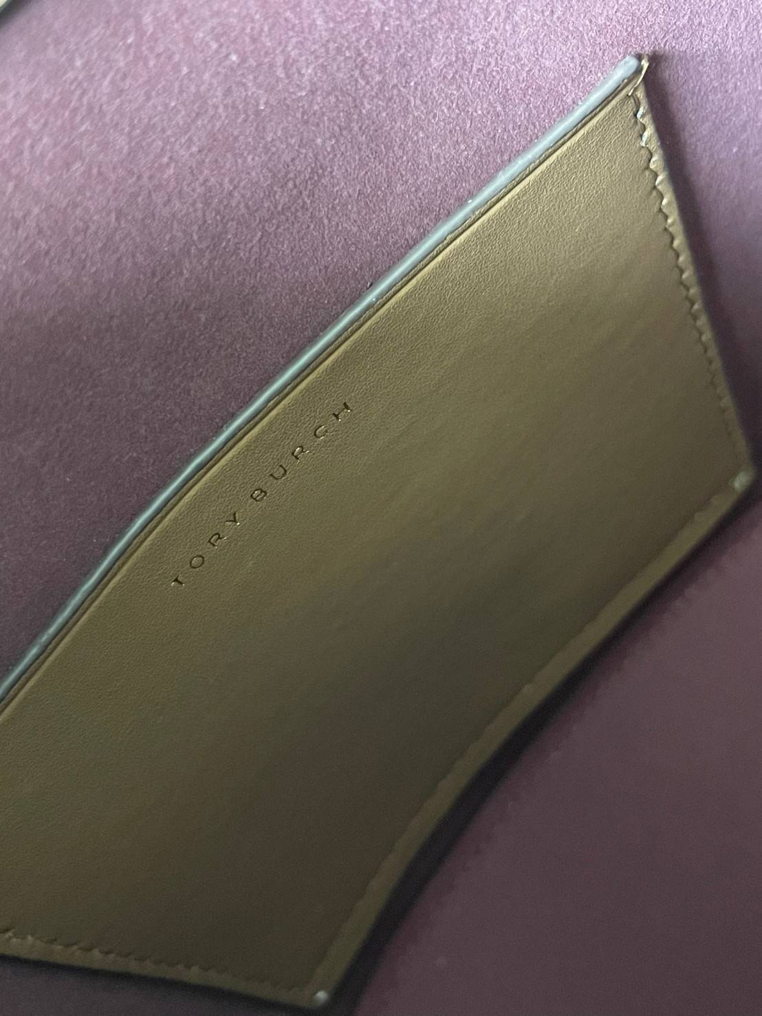 Tory Burch T Monogram jacquard bucket bag เปิดตัวกระเป๋า T MONOGRAM รุ่นใหม่ล่าสุดจาก TORY BURCH ครั้งแรกกับโมโนแกรม ที่ได้รับแรงบันดาลใจมาจากโลโก้สุดคลาสสิก กลับมาอีกครั้งในรูปแบบของ ลวดลาย T Monogram ที่ผสมผสานความร่วมสมัยเข้ากับความเป็นเอกลักษณ์ของแบรน