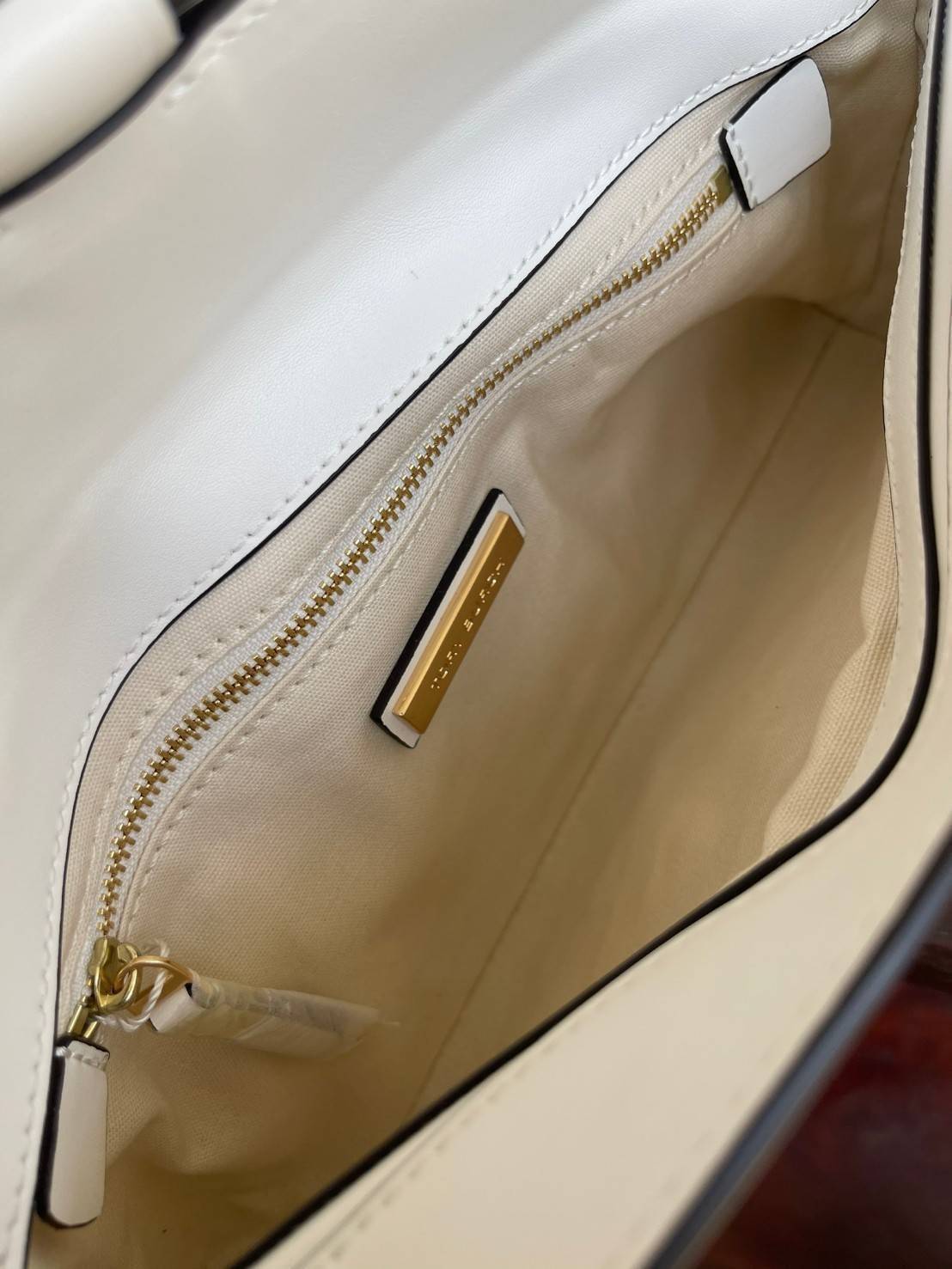 Tory burch Miller Metal clutch กระเป๋าคลัทช์ดีไซน์เรียบหรูออกแบบมาได้อย่างลงตัว ด้วยรูปทรงที่สวยงามและทันสมัย จากแบรนด์ Tory Burch ขนาดกำลังดี สามารถใส่กระเป๋าสตางค์หรือเครื่องสำอางค์ได้ตามขนาดกระเป๋า ในเรื่องของดีไซน์และLogo DoubleT เฉดเดียวกับสีของกระเป