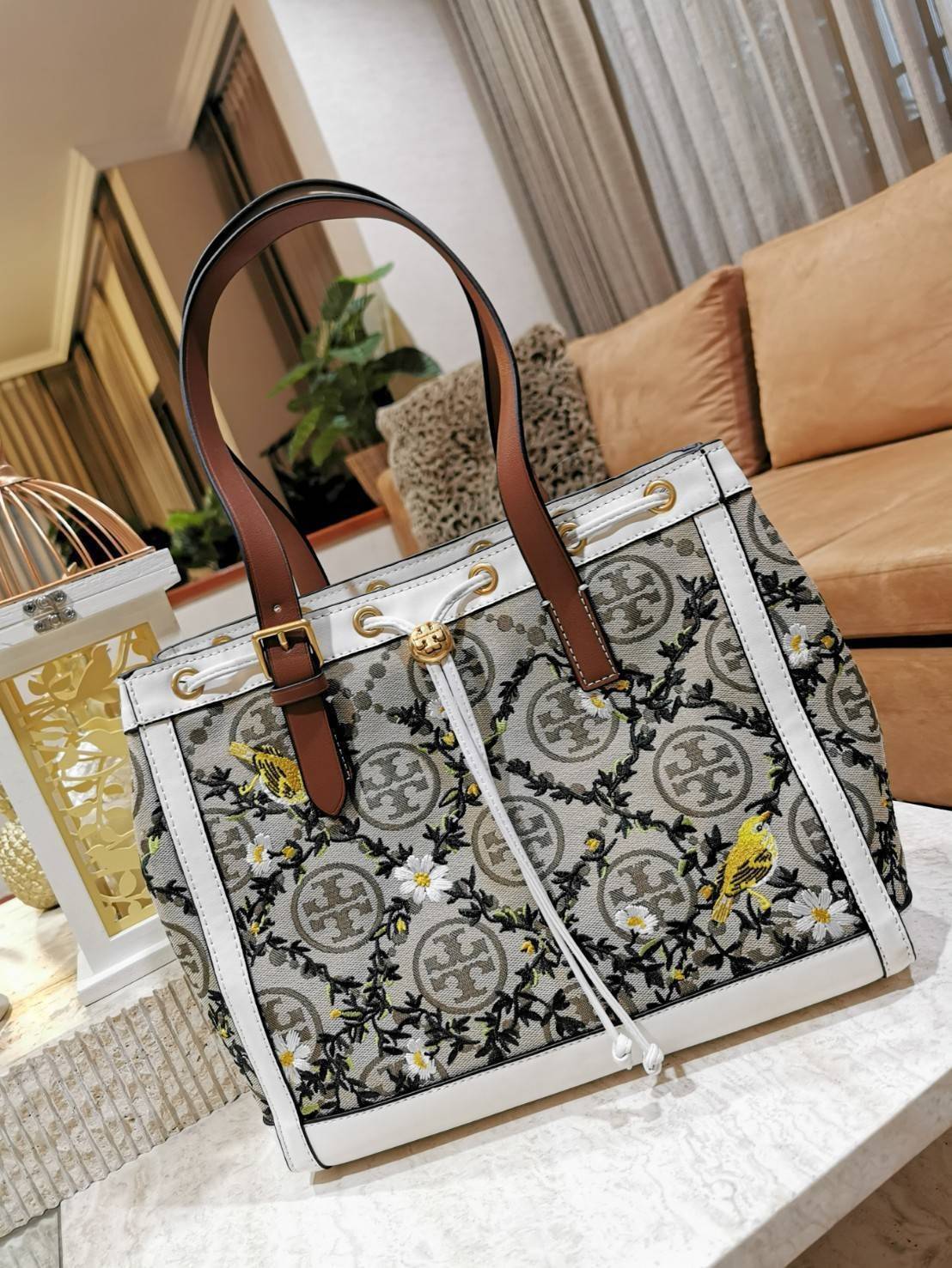 ของแท้ 💯% TORY BURCH FACTORY MONOGRAM JACQUARD TOTE BAG กระเป๋าถือหรือสะพายรุ่นล่าสุดดีไซน์ยอดนิยมจาก TORY BURCH FACTORY OUTLET วัสดุ Woven Jacquard & Leather ทอลาย Jacquard Singnature