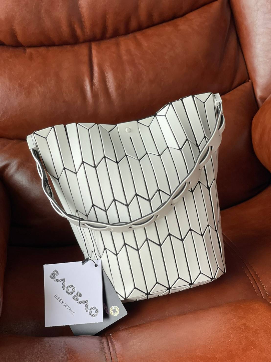 Large : Baobao Issey Miyake Large Bucket กระเป๋าบัคเก็ตขนาดใหญ่สามารถใช้ใส่ร่มพับได้หรือขวดน้ำขนาดเล็กได้ ซีรีย์ใหม่นี้มีจุดเด่นที่แผ่นรูปทรงสี่เหลี่ยมด้านขนานในแนวตั้ง เกิดเป็นรูปทรงสามมิติซึ่งแตกต่างไปจากรูปทรงที่เกิดขึ้นจากแผ่นสามเหลี่ยม หูหิ้วสามารถขย