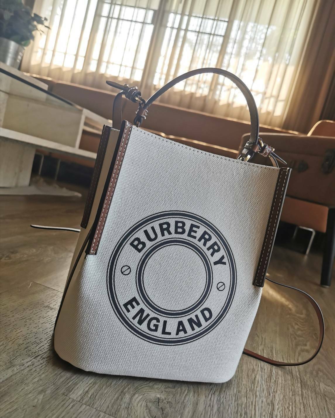 BURBERRY FRAGRANCES CROSSBODY BUCKET BAG วัสดุ Canvas & Leather สวยหรูอยู่ทรงมาพร้อมกระเป๋าคลัชใบเล็กสีน้ำตาลเข้าชุด