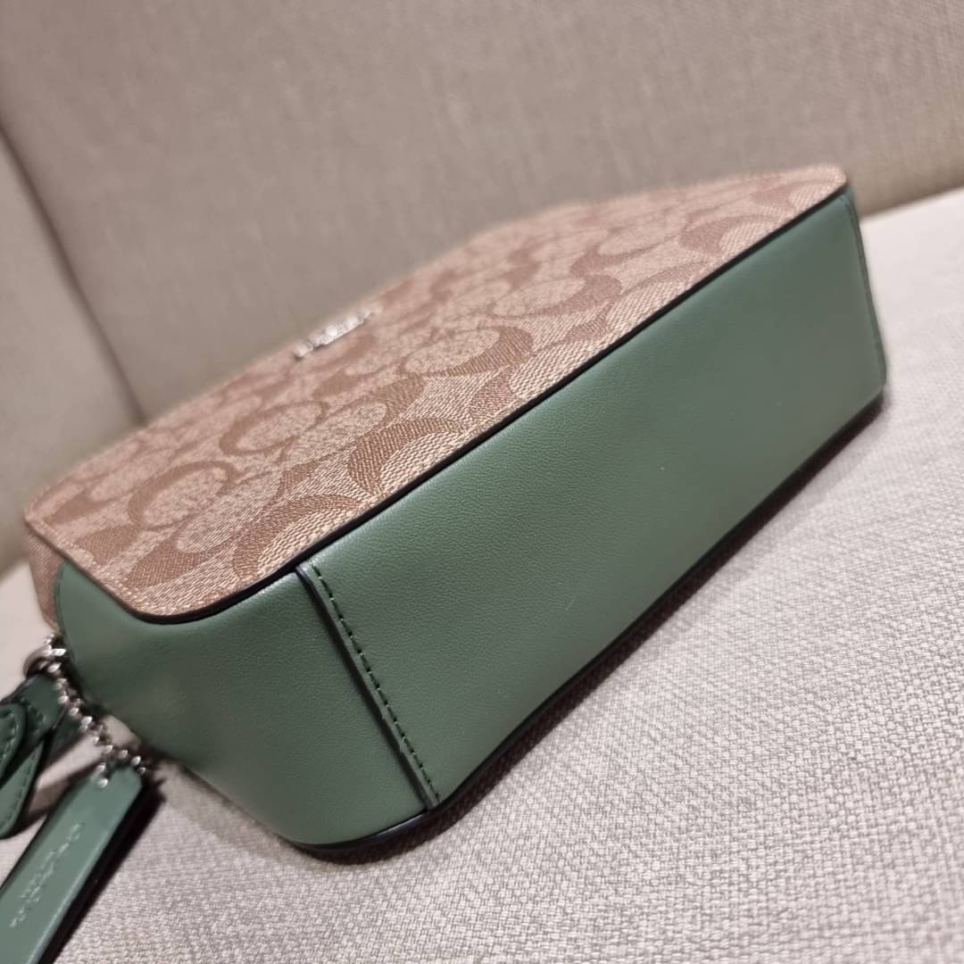COACH 91677 MINI CAMERA BAG IN SIGNATURE CANVAS สีมาใหม่ รุ่นขายดีที่สุด!! กระเป๋าสะพายข้างไซส์มินิ คลาสสิคอยู่ทรง อะไหลเงินเรียบหรู วัสดุหนังแคนวาสเคลือบลาย เปิด-ปิดด้วยซิป สายสะพายปรับได้ตามตัว ใบนี้แมทช์ได้ทุกลุค ใช้เป็น everyday bag ได้สบายๆเลยจ้า &#x