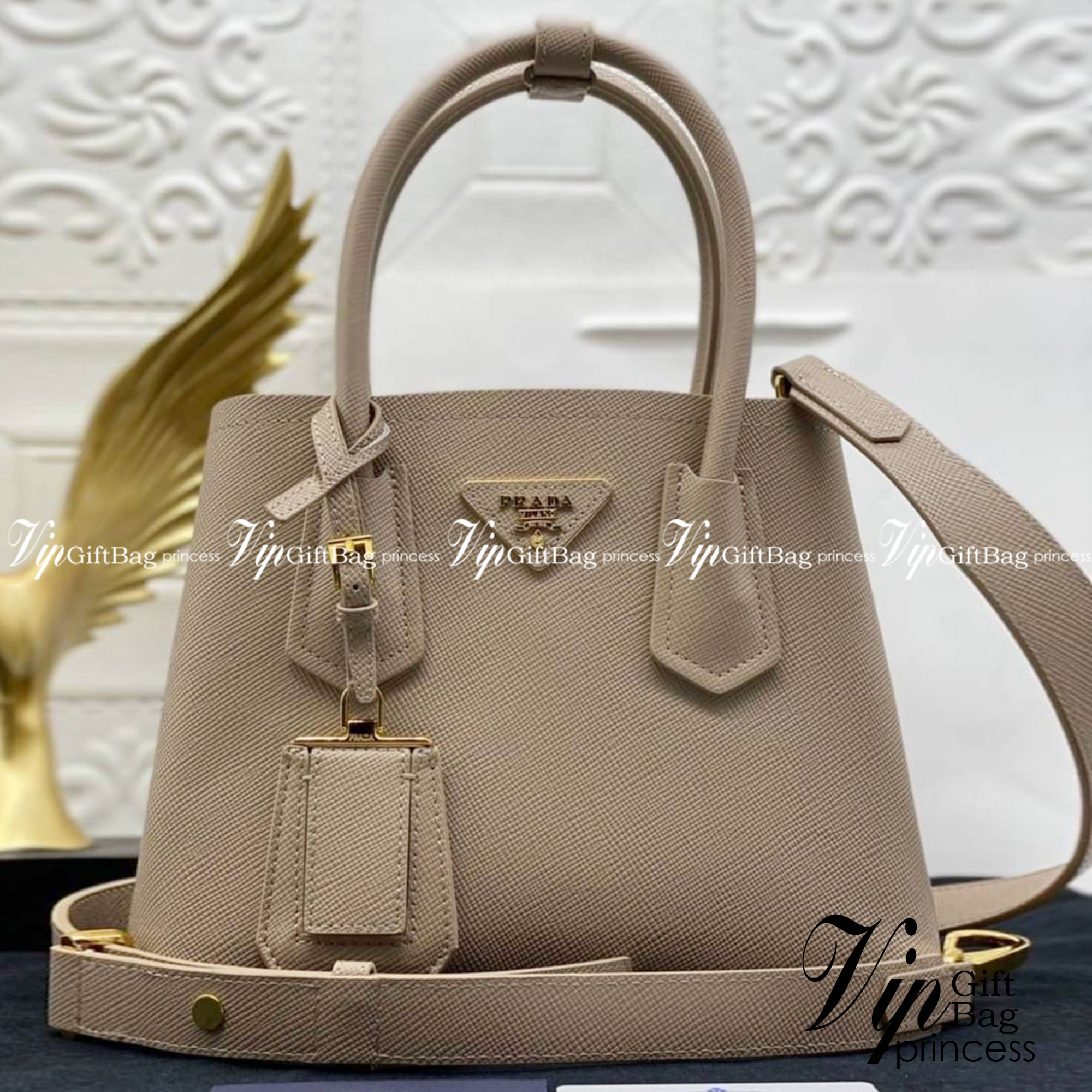 25cm Prada Small Saffiano Leather Double Bag / Prada Double Bag กระเป๋าสะพายพราด้า อีกหนึ่งรุ่นฮิต ให้พื้นที่จุของกว้างขวาง เป็น Tote Bag ใช้งานง่าย ได้ทุกที่ ทุกโอกาส ด้วยขนาดของกระเป๋าที่สามารถจุของได้หลากหลาย เป็นอีกรุ่นที่เหมาะสมสำหรับการเป็น Everyday