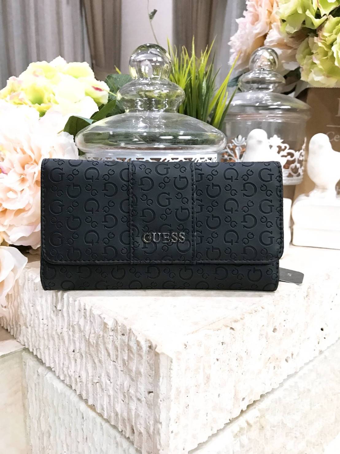 GUESS FACTORY WOMEN'S WALLET กระเป๋าสตางค์ใบยาว3พับดีไซน์ยอดนิยมหนังปั้มโลโก้รอบใบด้านหน้าประดับโลโก้แบรนด์สวยหรู เปิดปิดด้วยฝาปิด ภายในมีช่องใส่รูป ช่องใส่ธนบัตร แบงก์พัน และช่องใส่บัตรหลายช่อง แยกเป็นสัดส่วน ภาพถ่ายจากสินค้าจริง ตัวจริงสวยน่าใช้ค่ะ