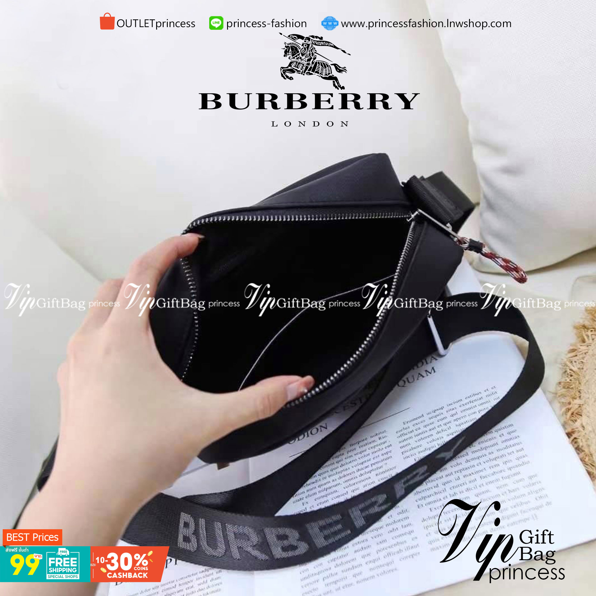 VIP 】BURBERRY FRAGRANCES CROSSBODY BAG VIP GIFT WITH PURCHASE (GWP) พรีเมี่ยมกิ๊ฟ Limited Edition จากน้ำหอม BURBERRY วัสดุ Nylon Canvas ทรงเหลี่ยมน้ำหนักเบามีโลโก้แบรนด์คาดด้านหน้าพร้อมช่องซิปใส่ของ เปิดปิดด้วยซิปหัวซิปแบรนด์สไตล์สปอร์ต ภายในมีช่องใส่บัตร