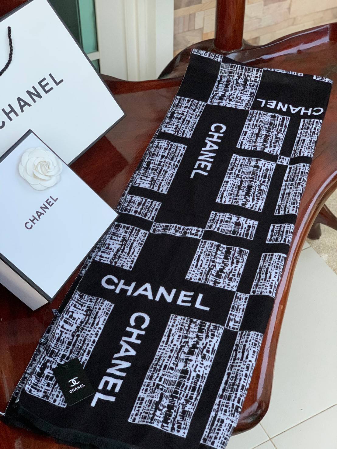 Chanel Shawl Wrap Scarf (With Box) พลาดไม่ได้กับของขวัญสำหรับเทศกาลดีๆที่กำลังจะมาถึง ส่งมอบความรู้สึกดีๆให้กับคนที่คุณรัก ด้วยผ้าพันคอ หรือ ผ้าคลุมจากแบรนด์ดัง ด้วยเนื้อผ้าแบบcashmereที่ถักทอแบบเนื้อละเอียด จึงทำให้นุ่มน่าสัมผัส ให้ความอบอุ่นได้ดี ไม่ว่า
