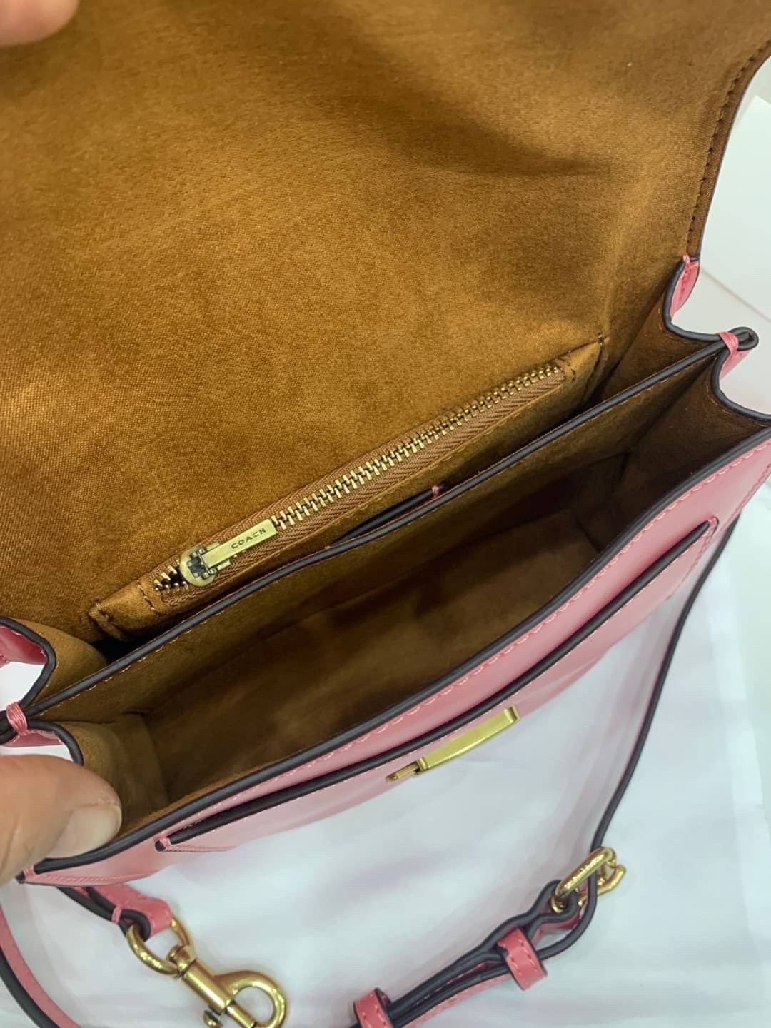 COACH TABBY TOP HANDLE 20 พร้อมส่งที่ไทยค่ะ! กระเป๋าหิ้ว//สะพายข้างได้ หนังแท้อย่างดี กหนึ่งใบทำหนังสองลายได้อย่างสวยงาม พร้อมโลโก้รุ่นใหม่ล่าสุดดูดีมากๆค่ะ เปิดปิดกระเป๋าแบบกดล็อค ภายในมีช่องหลักสองช่อง ใส่มือถือได้ทุกรุ่น;กระเป๋าเงินใบกลางได้;ของจำเป็นจ