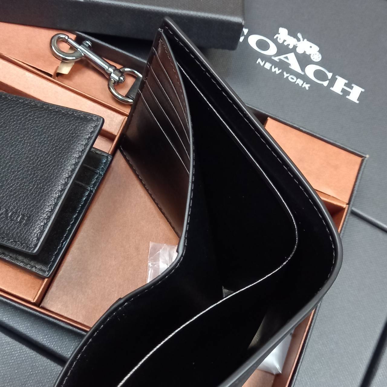 COACH COMPACT ID WALLET IN SPORT CALF LEATHER WITH KEY FOB LIMITED BOX(COACH F74991)🍁BOX SET กระเป๋าสตางค์ใบสั้น มาพร้อมใบลูกแบบแพ๊คคู่+และพวงกุญแจ//วัสดุหนังแท้ หนังนิ่ม เนื้อสัมผัสคือดีมากๆ ยิ่งจับ ยิ่งดูดี มาดเข้มบาดลึกลงตัวมาก ดูมีเสน่ห์น่าค้น