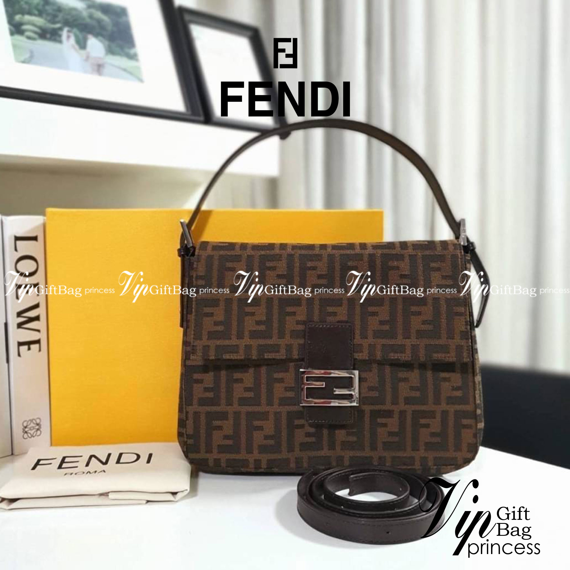 รุ่นใหม่แนะนำ!! FENDI BAGUETTE BROWN FABRIC BAG (GWP) วัสดุ CANVAS พิมพ์ลายแบรนด์ เปิดปิดด้วยฝาปิดกระดุมแม่เหล็ก ภายในมีช่องซิป ใส่ของแยกอีกช่อง สามารถใส่กระเป๋าสตางค์ยาว iphone เงิน ของจุกจิกได้ มาพร้อมสายสะพาย2แบบ ถอดเปลี่บนได้ อะไหล่แบรนด์สีเงิน Rare i
