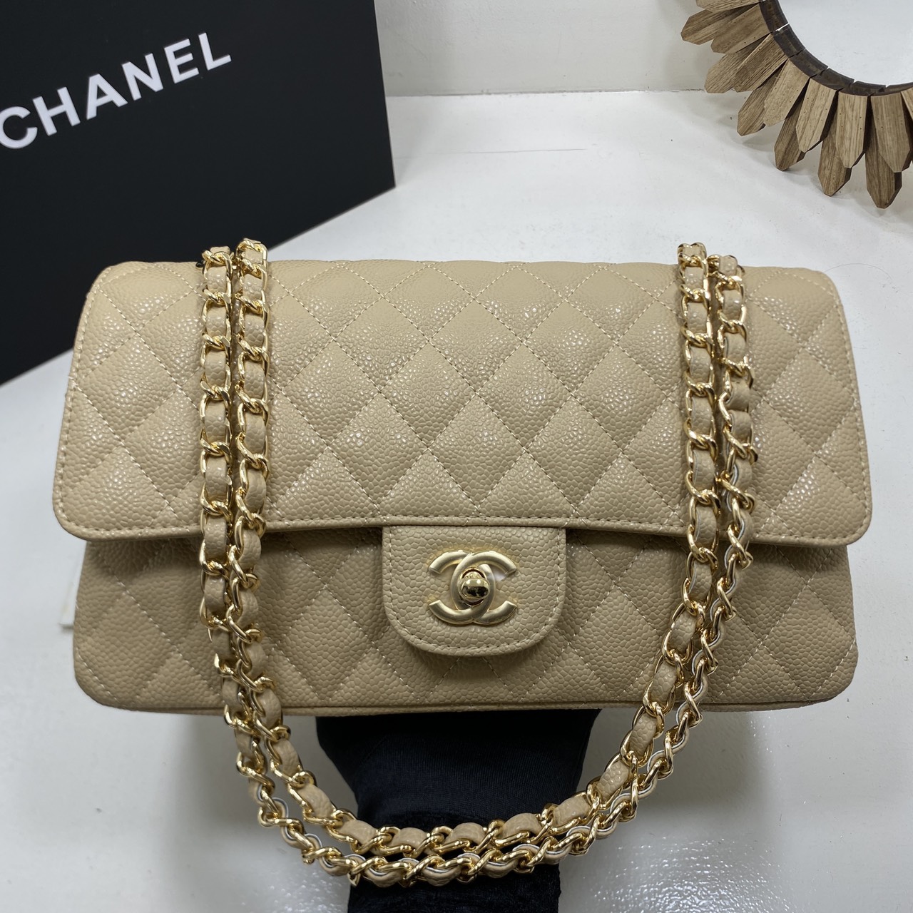 ORI หนังแท้ | CHANEL Classic Medium Flap Bag 25cm กระเป๋าสะพายคลาสสิกรุ่นยอดนิยมตลอดกาล ดีไซน์เรียบหรูหราขับผิว งานหนังแท้ อะไหล่ทองหรูหรา สุดยอดเดอะเบสท์ไอเท็ม