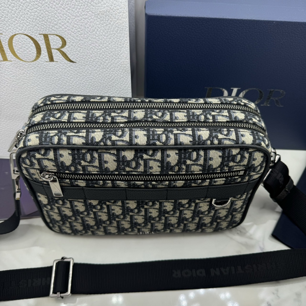 DIOR Maxi Safari Bag with Strap / The hallmark Safari bag / Black Blue Oblique Jacquard / DIOR Messenger Bag กระเป๋าสะพายทรงแมสเซ็นเจอร์เอกลักษณ์ของแบรนด์แห่งตำนานความหรู