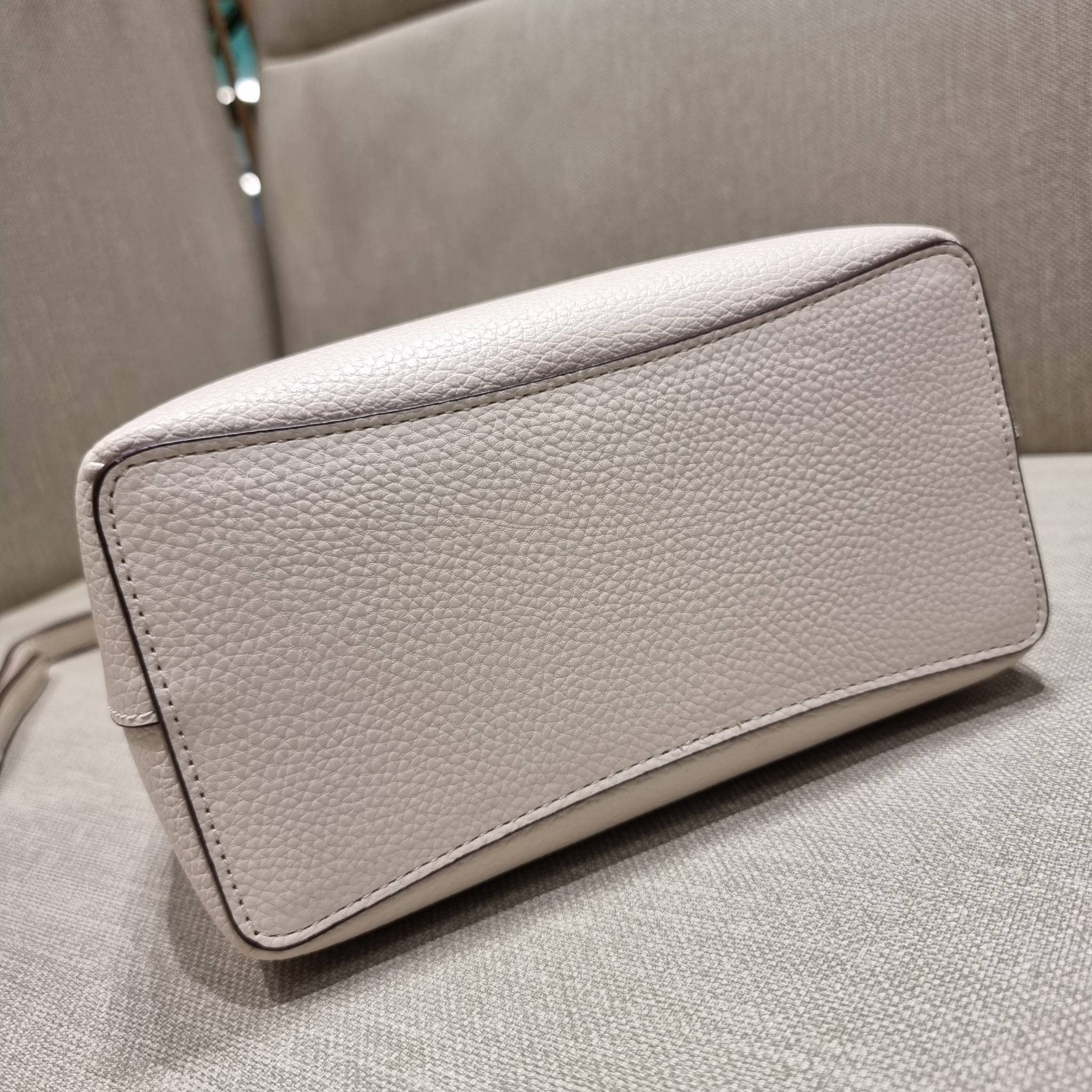 COACH 1011 SMALL TOWN BUCKET BAG รุ่นยอดนิยมใบเล็ก กระเป๋าทรงบัคเก็ต สีคลาสสิคเรียบหรู ตัดกับโลโก้สีทองดูโดดเด่น วัสดุหนัง pepble สวยคมทุกมุมจริงๆ!! เปิด-ปิดด้วยกระดุมแม่เหล็กทั้ง 2 ฝั่ง ภายในเป็นช่องโล่ง มาพร้อมสายสะพายปรับได้ตามตัว ขนาดใบนี้กำลังสวย สะพ