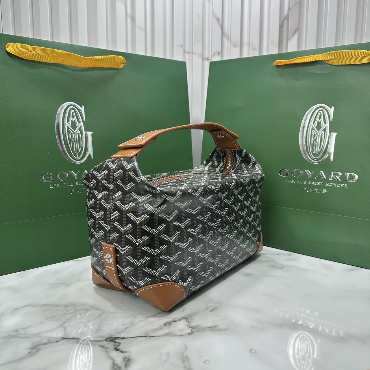 ORI หนังแท้ | Goyard Bowling 25 Toiletry Bag / Goyard Pouch กระเป๋าทรงพอช พร้อมสายถือจับถนัดมือใช้งานง่ายกะทัดรัด ตอบโจทย์ความเรียบง่ายแต่คลาสสิก ใช้ได้ทั้งชายหญิง หรูหรา ติดแกรมที่สุด เป็นรุ่นตามหา ที่ตอนนี้มีพร้อมส่งแล้วค่า