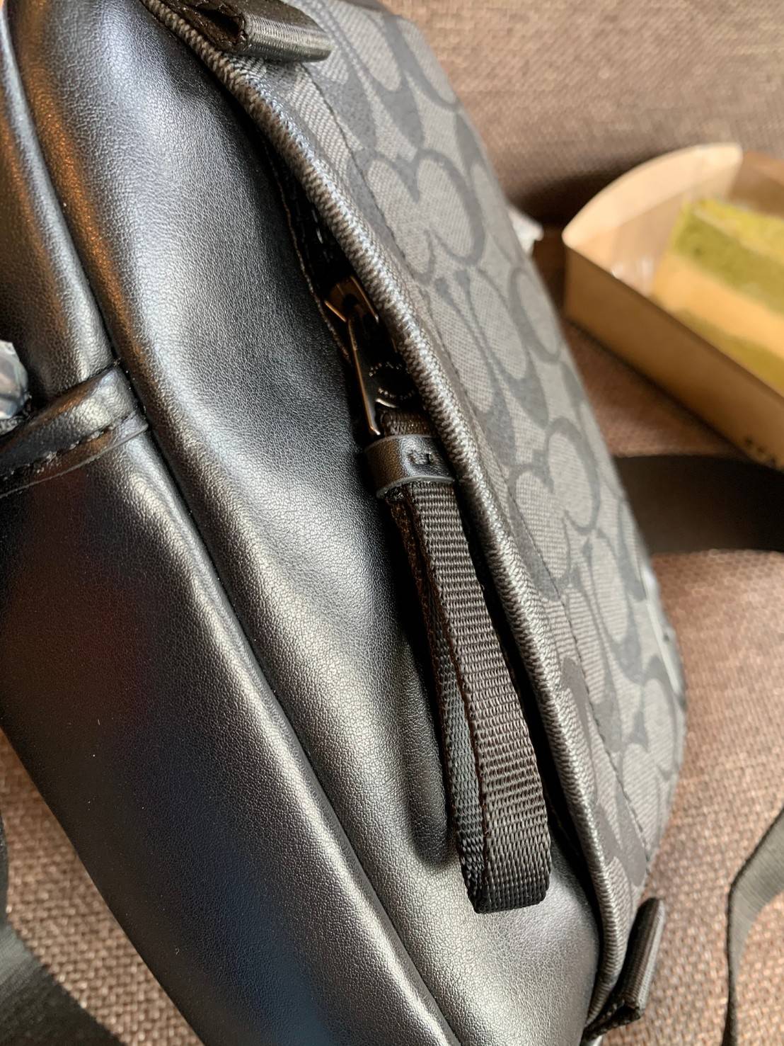 รุ่นที่คุณผู้ชาย2021 ต้องมีค่ะ💥 COACH 6788 EDGE STRADDLE SHOULDER BAG พร้อมส่งที่ไทย น่าใช้มากๆค่าา🔥 กระเป๋าสะพายแบบครอสบอดี้ร์ ทรงสวย หนังแท้นิ่มอย่างดีค่ะ ด้านหน้ามีช่องซิปซ่อนให้หนึ่งช่องนะคะ เปิดปิดช่องหลักแบบซิปคู่ภายในลึก ใส่ของจำเป็