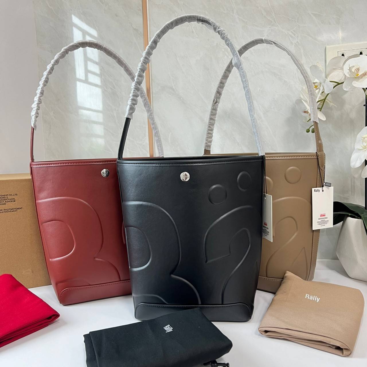 Rally The Bag Whisper กระเป๋าทรงบัคเก็ตงานหนังรุ่นใหม่ ฮอทติดลมบน มาแรงสะพายกันทั่วบ้านทั่วเมือง สายแบกสายขนห้ามพลาดจุของได้เยอะ รุ่นหนังผิวสัมผัสนิ่มมือ ทนทาน