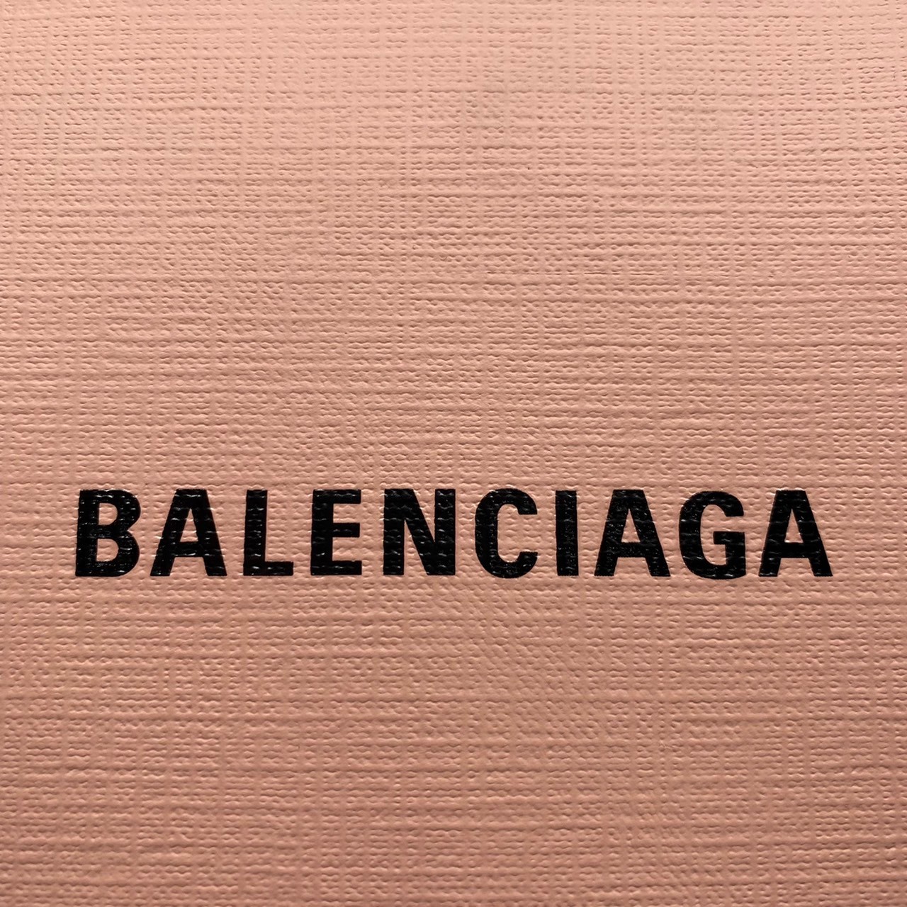 หนังแท้ BALENCIAGA Shopping Phone Pouch leather tote พกกระเป๋าช้อปปิ้งขนาดมินิ ไปทุกที่ในฤดูกาลนี้ ดีไซน์ที่ใช้ได้ทุกวันตั้งแต่หนังแบบมีเท็กซ์เจอร์ ภาพสินค้าถ่ายจากงานขายจริง ใช้งานต่างประเทศได้