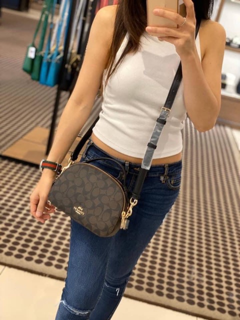 COACH SERENA SATCHEL CROSSBODY BAG กระเป๋าทรงโดมเล็ก น่ารัก แต่ใส่ของได้จุเลยทีเดียว!! มี2ช่องซิปหลัก ช่องค่อนข้างกว้าง สามารถใส่กระเป๋าเงินใบกลางได้;ของจำเป็นอื่นๆได้ครบเลยค่ะ มีช่องเล็กให้ใส่ของจุกจิก ด้านหลังมีช่องเล็กให้อีกช่องค่ะ พร้อมสายยาวถอดออกได้