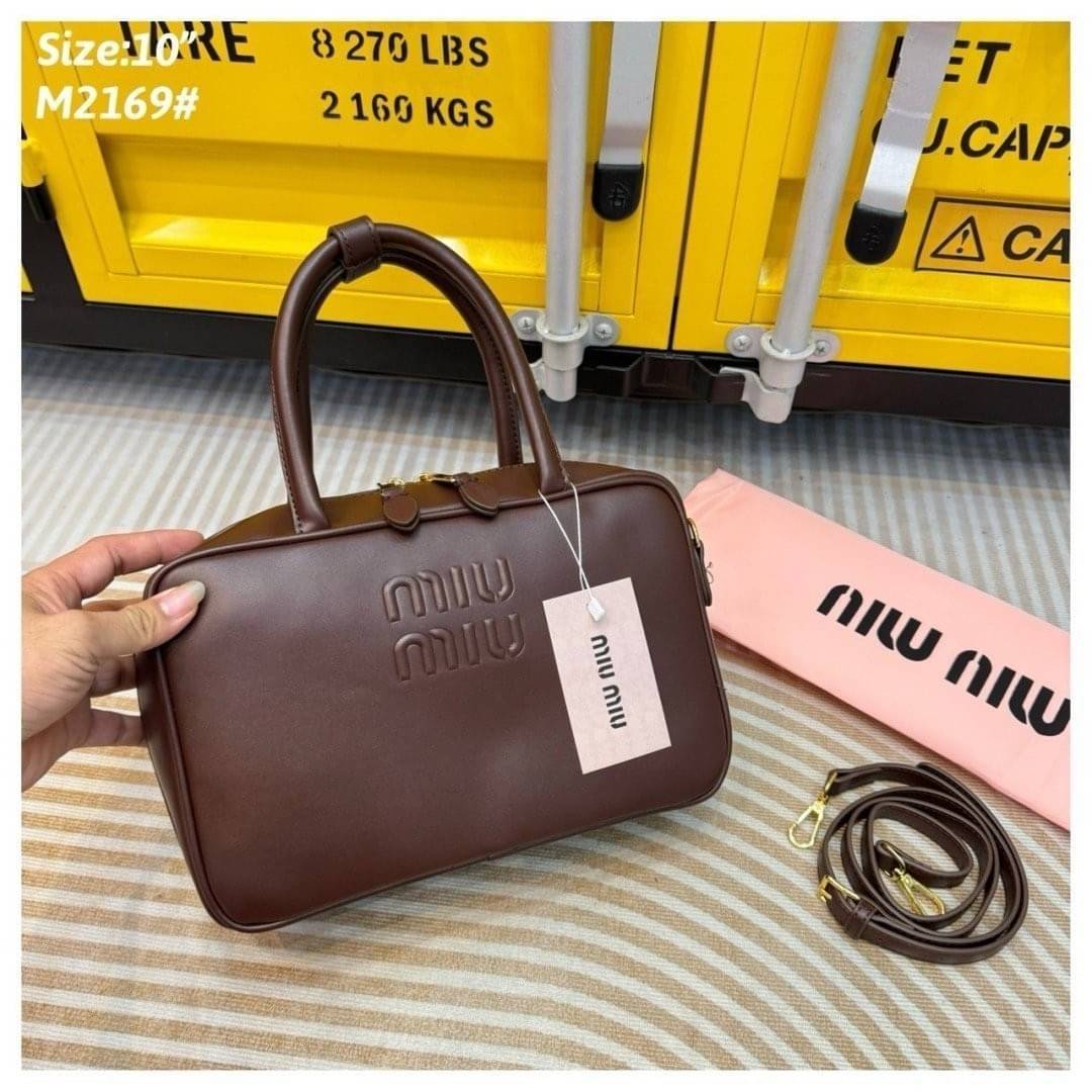 MIU MIU leather Beau bag 25cm กระเป๋าถือทรงบอสตัน ขนาดกำลังสวยพกพาง่าย สะดวกใช้งาน ซิปรอบเปิดได้กว้างๆ ดีไซน์เรียบแต่มากมีอยู่จริง สวยดูแพง