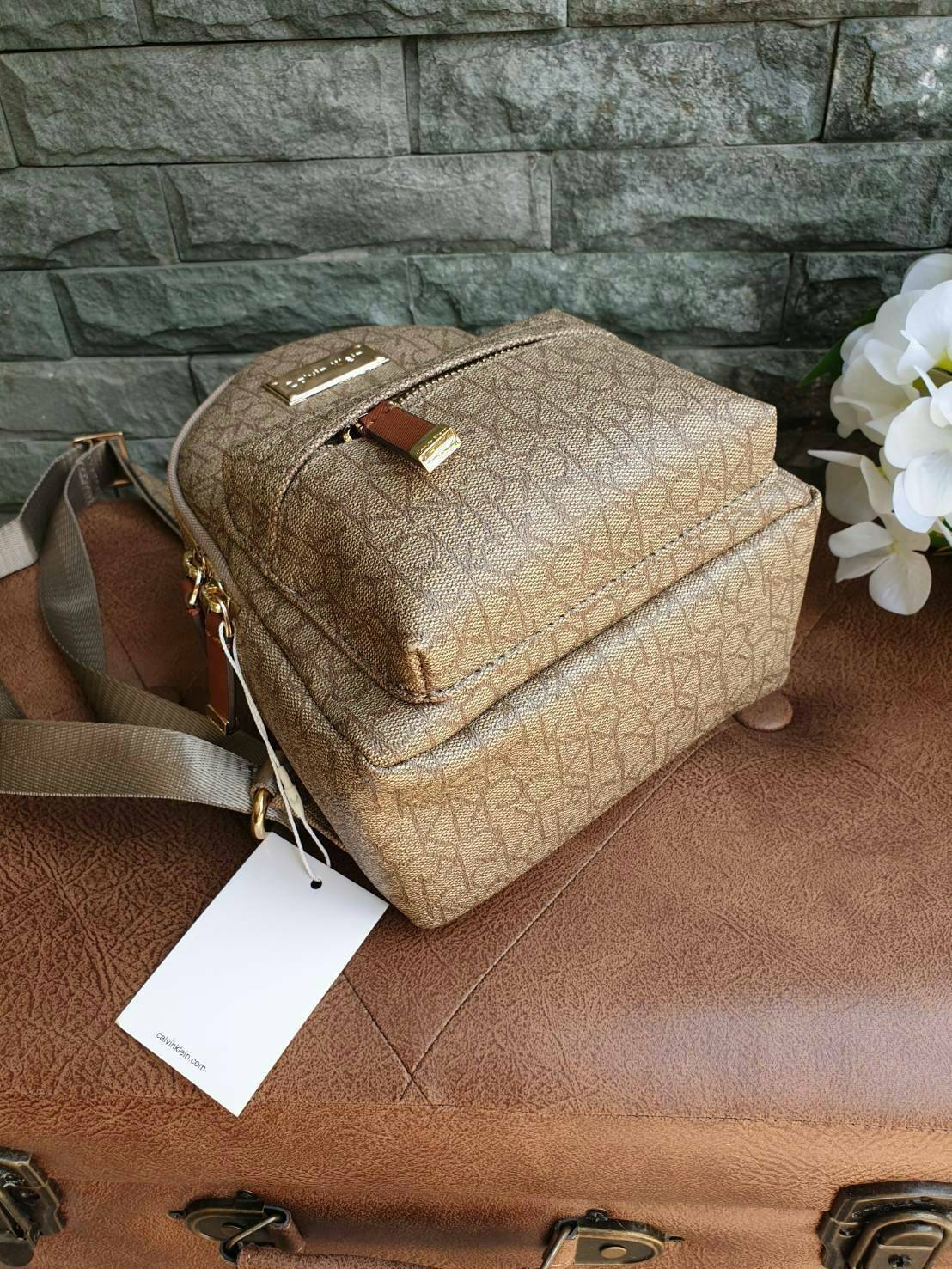 Calvin Klein Monogram mini backpack กระเป๋าสะพายเป้รุ่นใหม่ชนช้อป รุ่นยอดนิยม วัสดุ Saffiano PVC คุณภาพดี นิ่ม น้ำหนักเบา ด้านหน้าประดับด้วยโลโก้แบรนด์สุดหรู กระเป๋าโลโก้แบรนด์รอบใบ เปิดปิดกระเป๋าด้วยซิปสะดวกใช้ ที่จับหัวซิปปั้มแบรนด์ มีช่องซิปด้านหน้ากระ