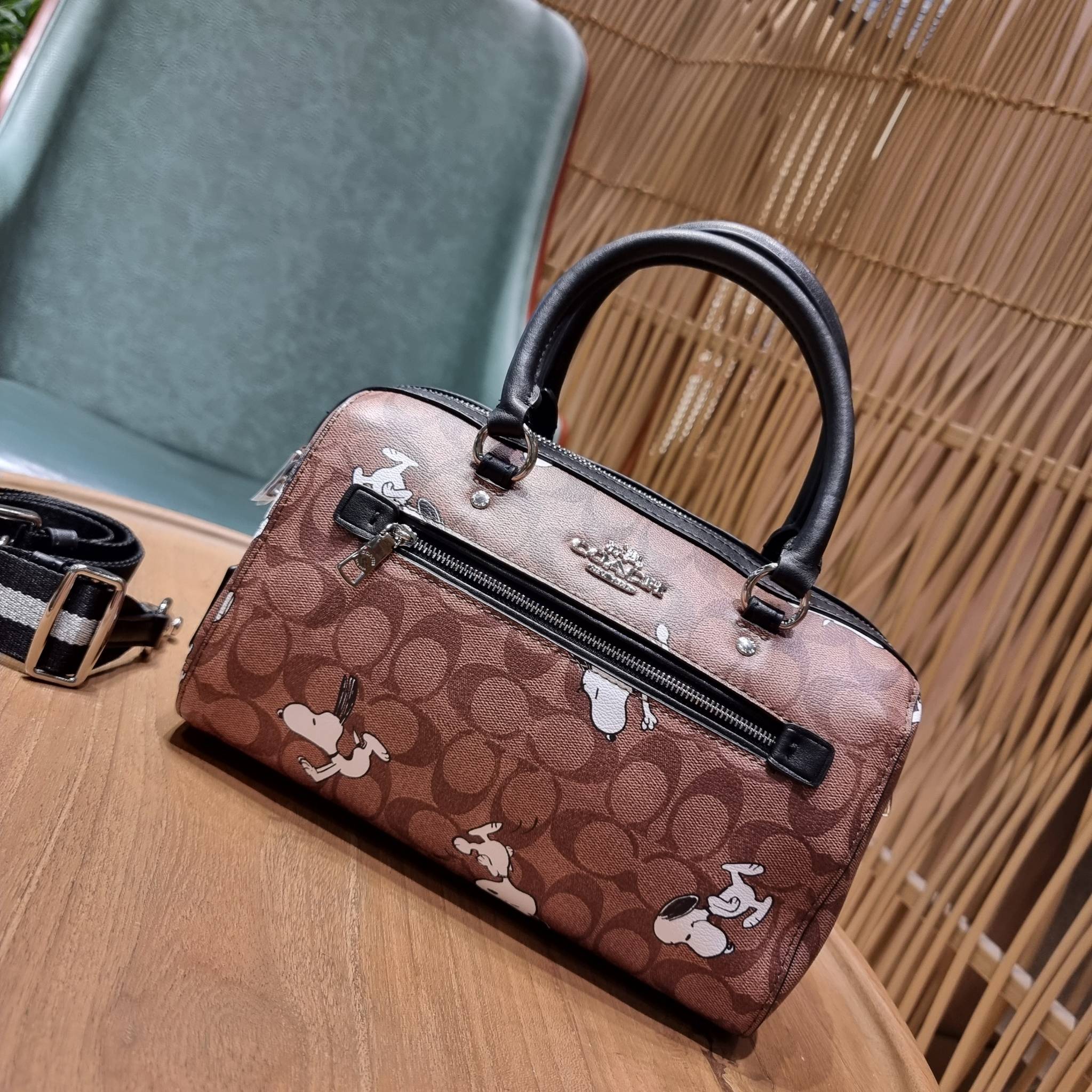 COACH C4118 COACH x PEANUTS ROWAN SATCHEL IN SIGNATURE CANVAS WITH SNOPPY PRINT สนูปพีที่สุดของคอลเลคชั่นแห่งความน่ารัก มาในดีไซน์ของกระเป๋าทรงหมอนยอดฮิต คลาสสิคใช้งานได้ไม่มีเบื่อ รอบนี้มาให้พร้อมสายสะพาย crossbody แบบสปอร์ต ทำให้ใช้งานได้อย่างกระฉับกระเ