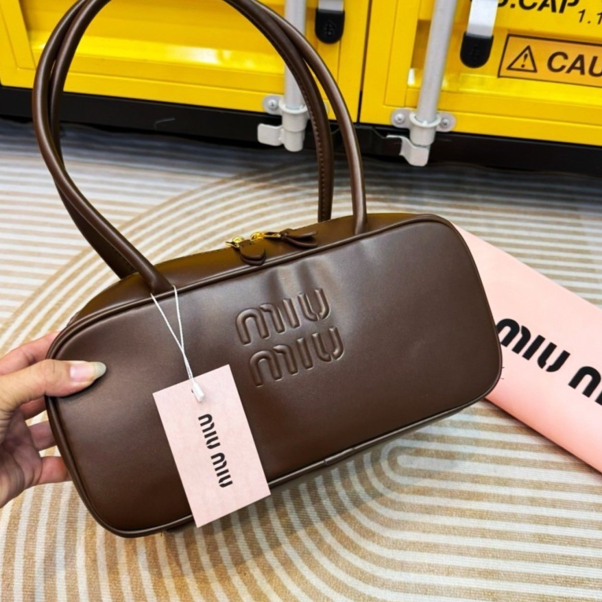 MIU MIU Beau leather bag Small Size กระเป๋าถือ/สะพายสุดชิค รุ่นใหม่หูยาว ถือก็ได้สะพายไหล่ก็เก๋ คูลสุดๆ ดีไซน์เรียบแต่มากมีอยู่จริง สวยดูแพง แมทชุดได้ง่ายสุด มินิมอลมินิใจ หูจับในตัวง่ายและสะดวกพกพา