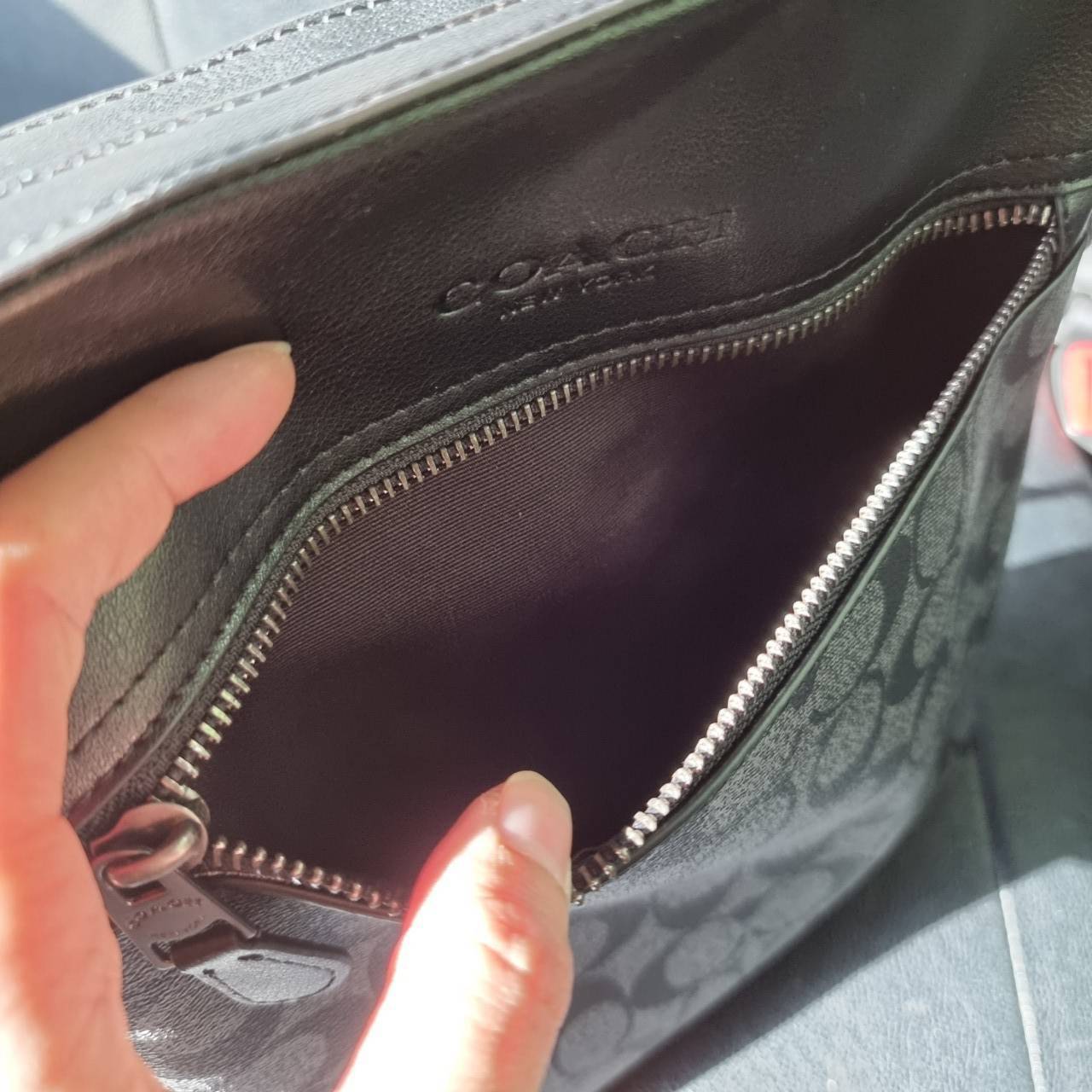 COACH F73336 HOUSTON FLIGHT BAG IN SIGNATURE CANVAS รุ่นนี้หนุ่มๆเค้ารู้กัน!! ขายดีตลอดกาล!! คลาสสิคไม่มีใครเกิน!! กระเป๋าสะพายข้างทรงแมสเซ็นเจอร์ยอดฮิต ทรงสวย ดูดี วัสดุหนังแคนวาสเคลือบลายสลับหนังแท้ เปิด-ปิดด้วยซิป ด้านหน้าและหลังสามารถใส่ของได้ ภายในแบ