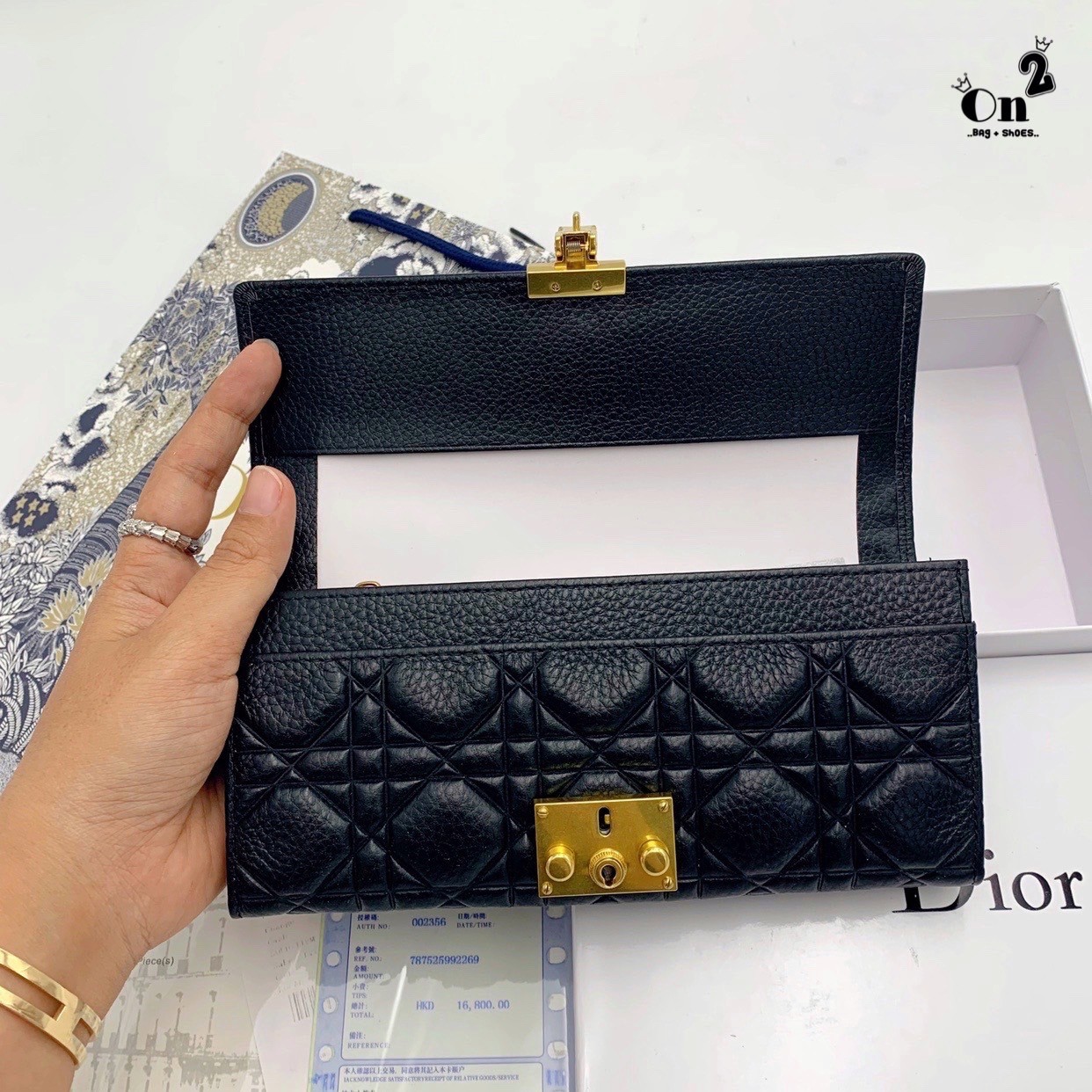 Dior Long Wallet กระเป๋าสตางค์ใบยาวทรงคลัช งานสวยหนังนิ่มมาก มาพร้อมอะไหล่สีทองหรูหรา ด้านในมี 3 ช่องใช้งาน งานจริงคือสวยมาก มาให้สาวๆเลือกใช้กัน 3 โทนสี ราคาดีย์มากกน้าาา