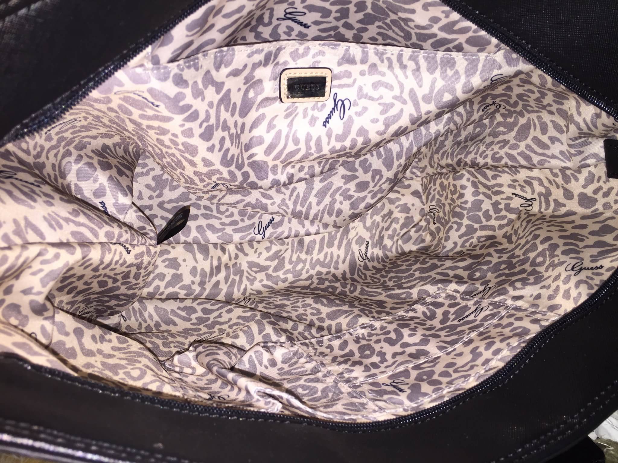 Guess Saffiano Shopping Bag กระเป๋าถือและคล้องบ่าทรงช้อปปิ้งใบใหญ่ หนังSaffiano ใส่เอกสารขนาด A4 ได้ จุของได้เยอะ ด้านหน้าสลักแบรนด์หนังลายนูนพร้อมประดับtagสายหนังถอดออกได้ เปิดปิดด้วยซิปเดียวด้านบน ภายในบุผ้าติดโลโก้ มีช่องเล็กและข่องใส่โทรศัพท์ เรียบง่า