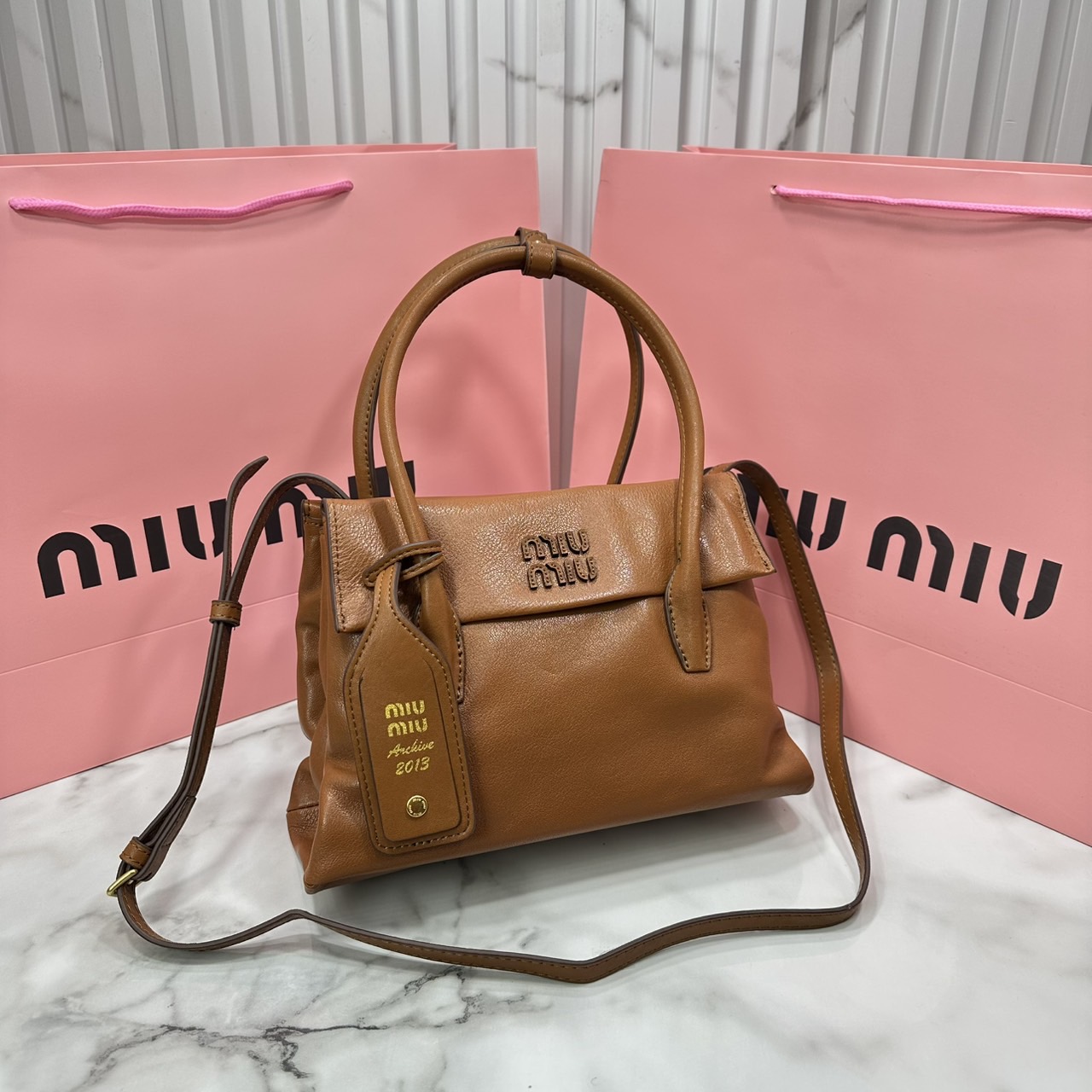 ORI หนังแท้ | Miu Miu Solitaire leather bag กระเป๋าสะพายทรงโท้ทโฮโบ เรียบง่าย เรียบหรูดูลัคชูสุดๆ สวยก่อนใครกับคอลใหม่ล่าสุดตัวแม่ตัวมัมไม่ควรพลาด จะของได้เยอะ ขนาดสะพายกำลังสวย สะพายไปทำงาน ไปเรียน ไปเที่ยวได้หมด ครบจบในใบเดียว