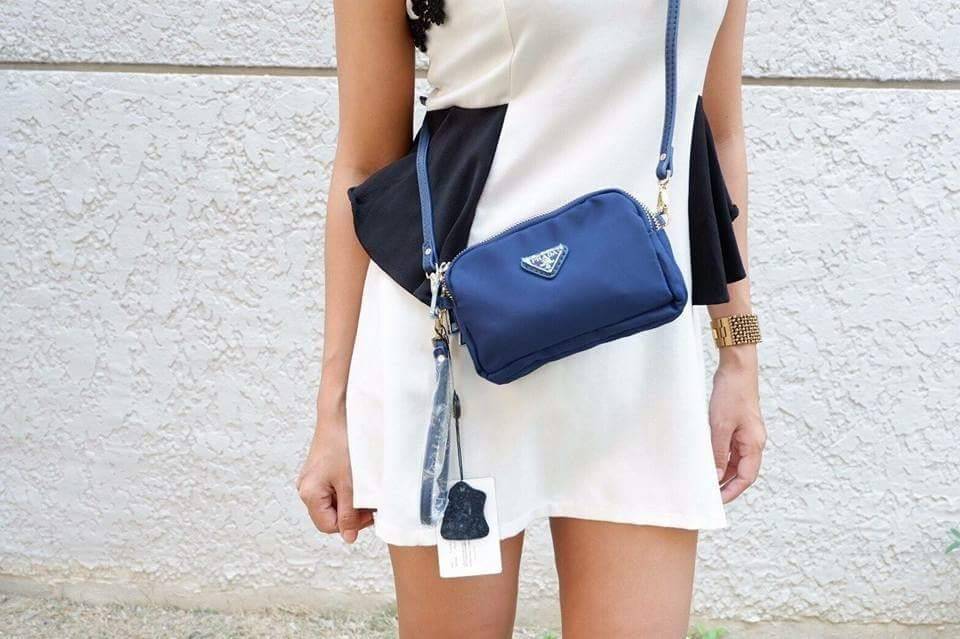 Prada 3 zipper mini crossbody bag งาน premium gift จาก counter ต่างประเทศค่ะ วัสดุ ผ้า nylon ตามแบบฉบับของแบรนด์เลย มาพร้อมกับสาย 2 เส้น มีสายหนังคล้องข้อมมือ และสายยาวสำหรับสะพายไหล่ หรือ crossbody ค่ะ ขนาดกำลังน่ารัก อะไหล่ทองดูหรู ภายใน มีช่องซิปแบ่ง 3
